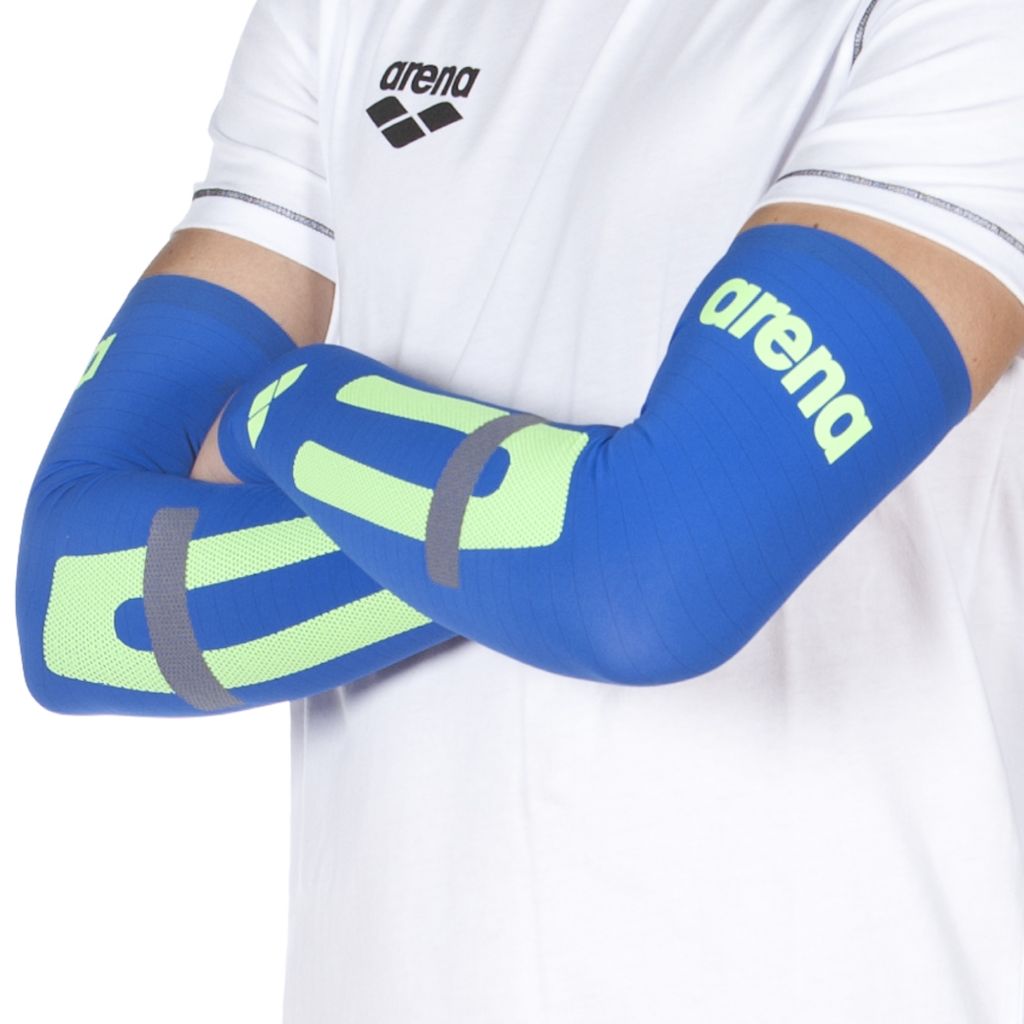 Manguitos desportivos azuis e verdes com o logo arena, em braços cruzados e t-shirt branca com logo arena.