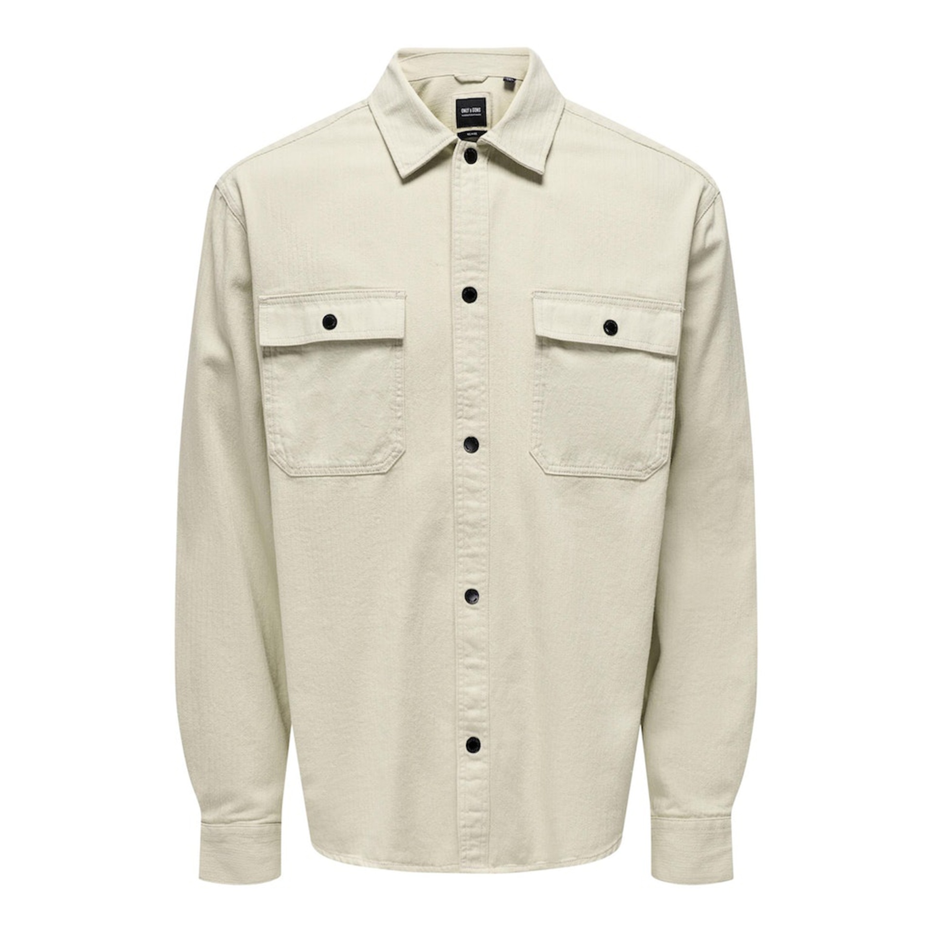 Camisa bege clara com bolsos frontais e botões pretos