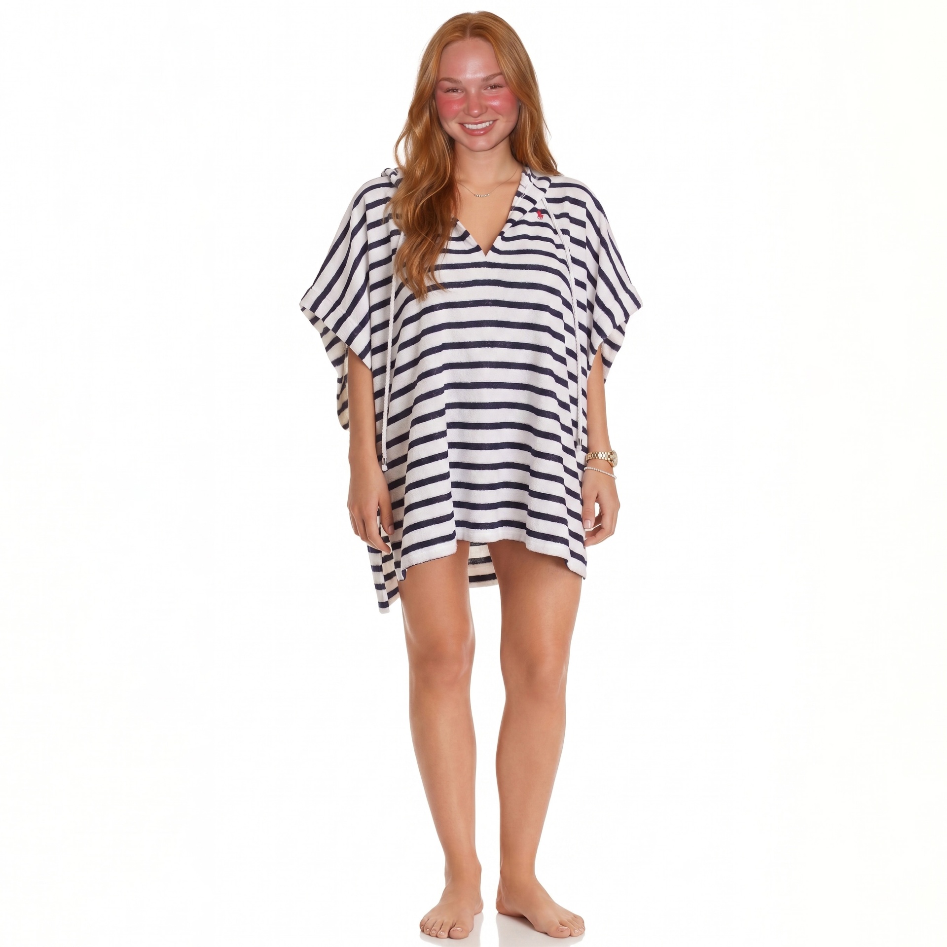 Poncho de praia às riscas branco e azul escuro com capuz em fundo branco.