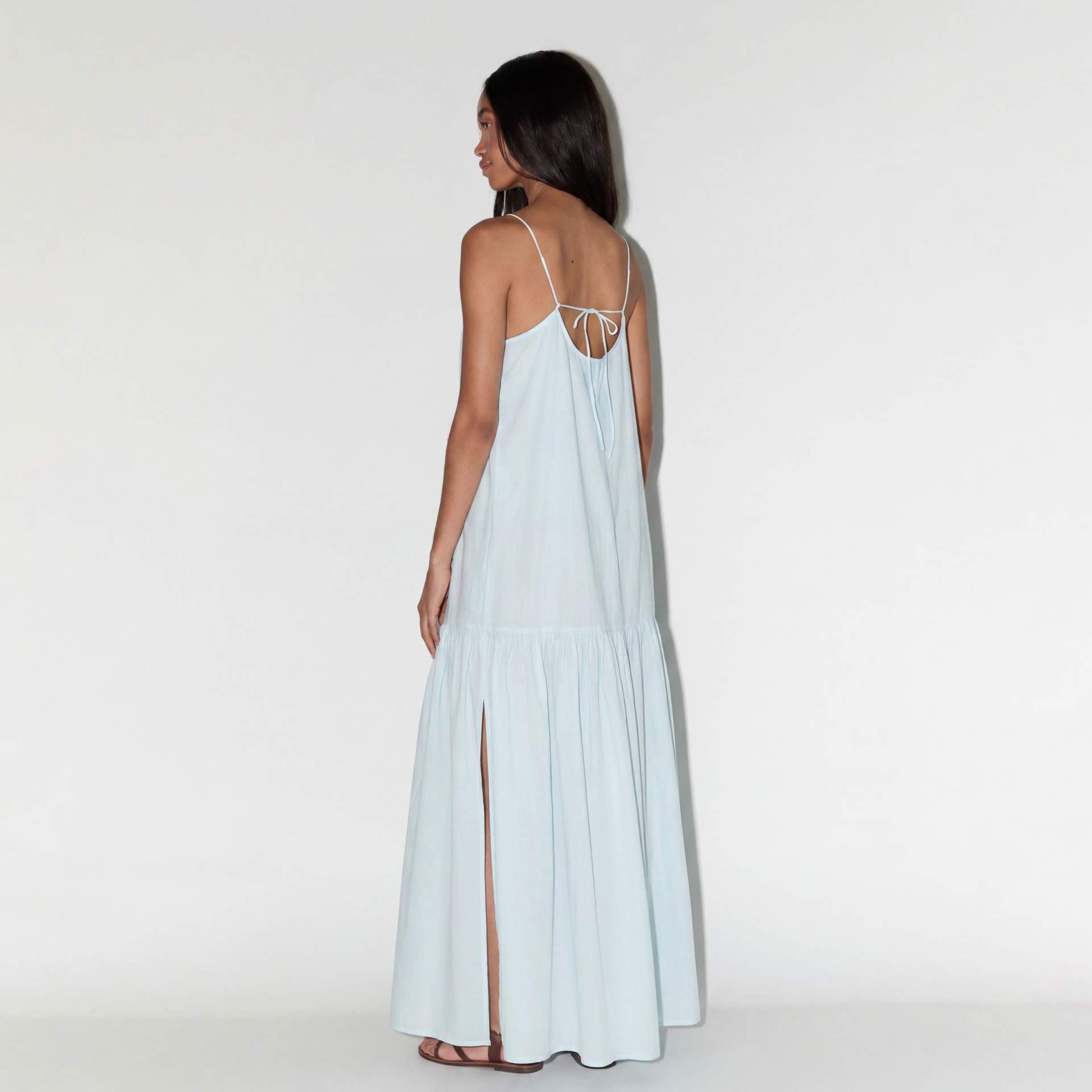 Vestido longo azul claro com alças finas e laço nas costas