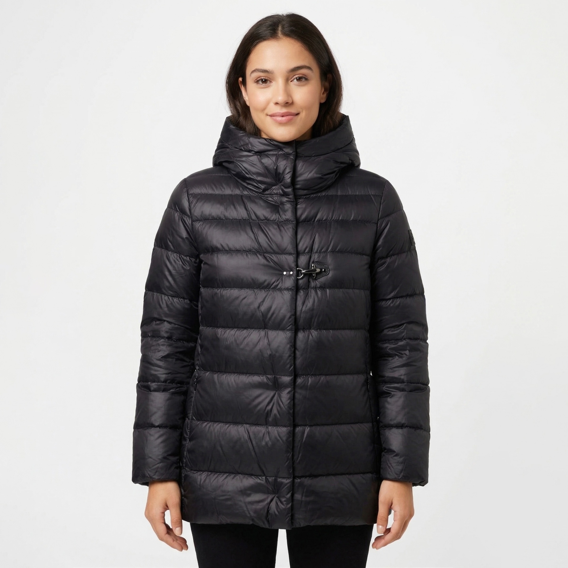 Casaco preto acolchoado com capuz e fecho central