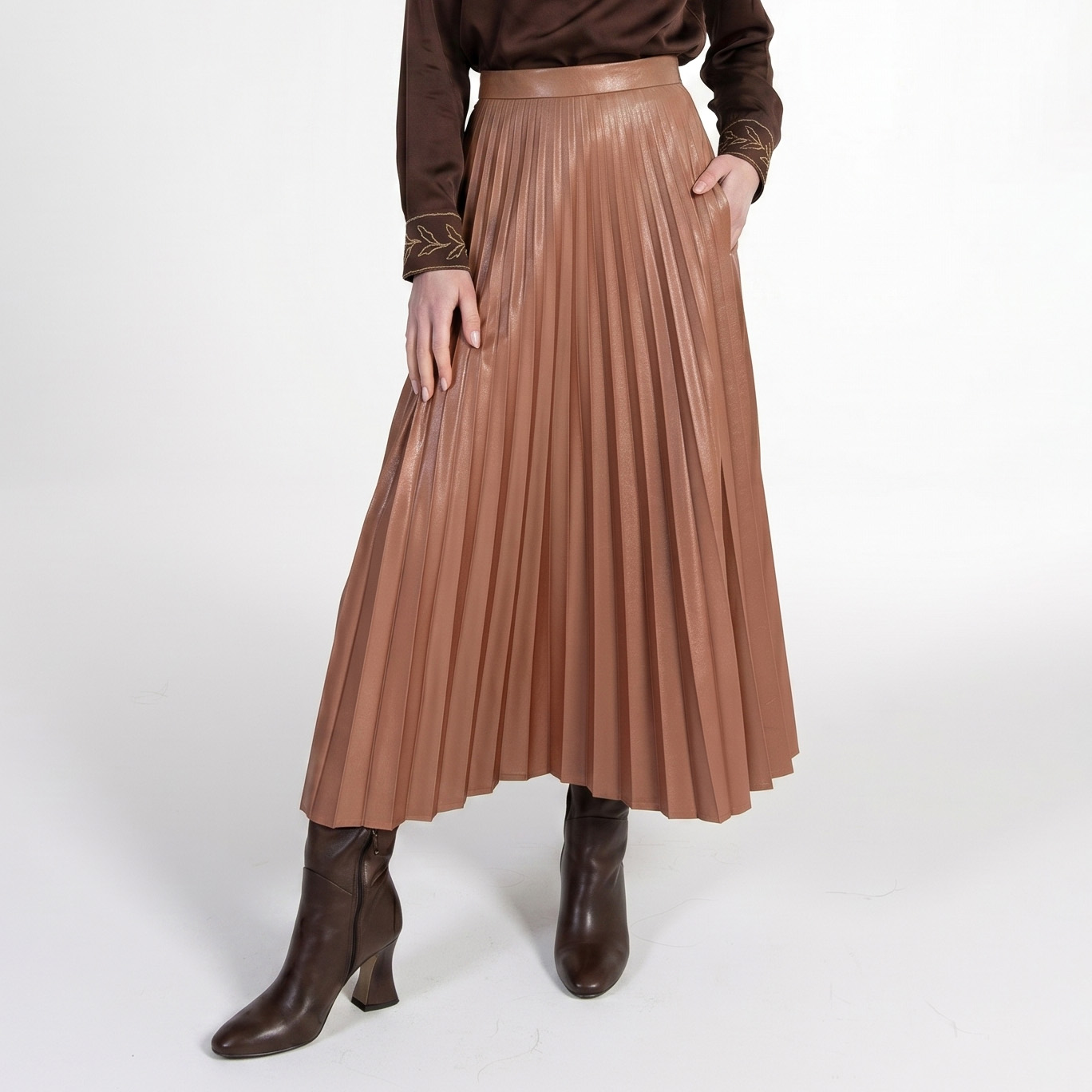 Saia plissada comprida caramelo com camisa castanha e botas castanhas