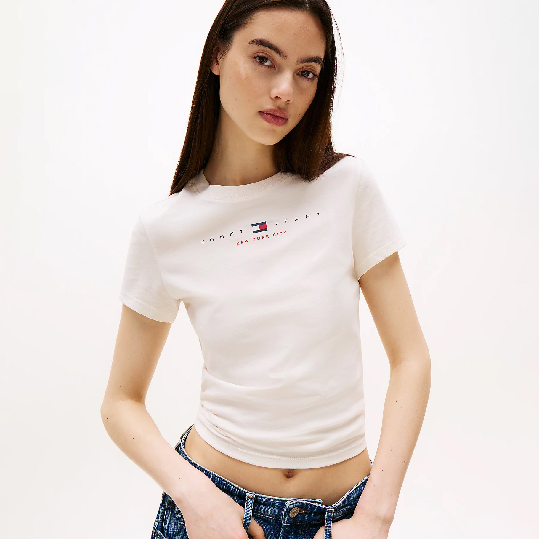 T-shirt branca curta com logótipo Tommy Jeans e texto New York City