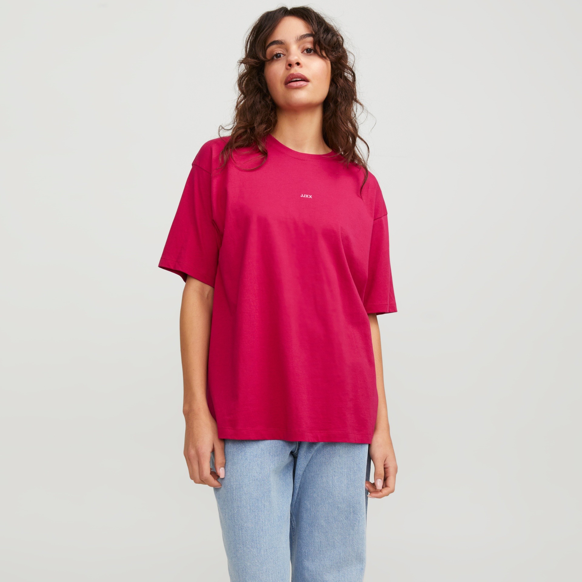 T-shirt rosa com texto LIKE em modelo com calças de ganga