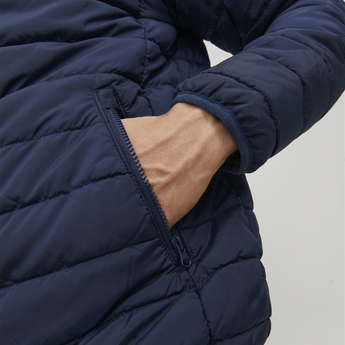 Casaco acolchoado azul escuro com bolso de fecho