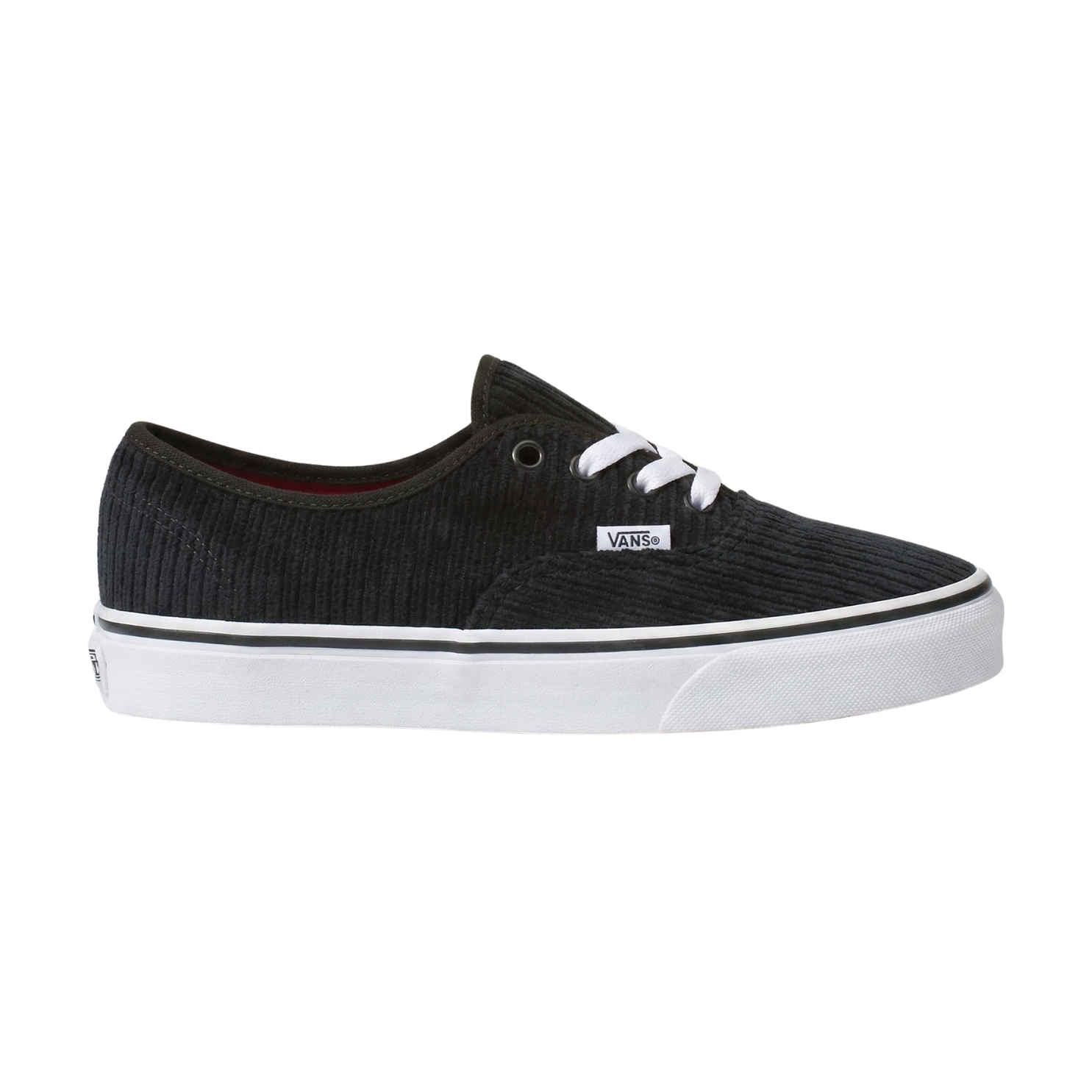 Ténis Vans pretos de veludo cotelê com sola branca e logo na lateral