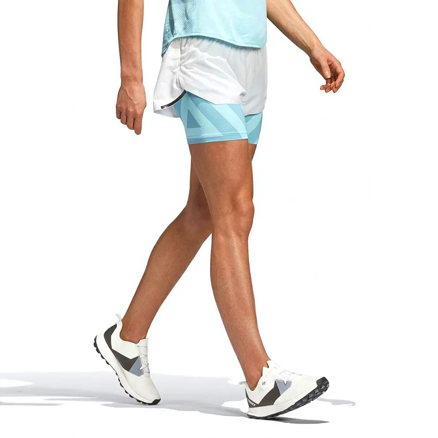 Pessoa a caminhar com roupa e ténis desportivos