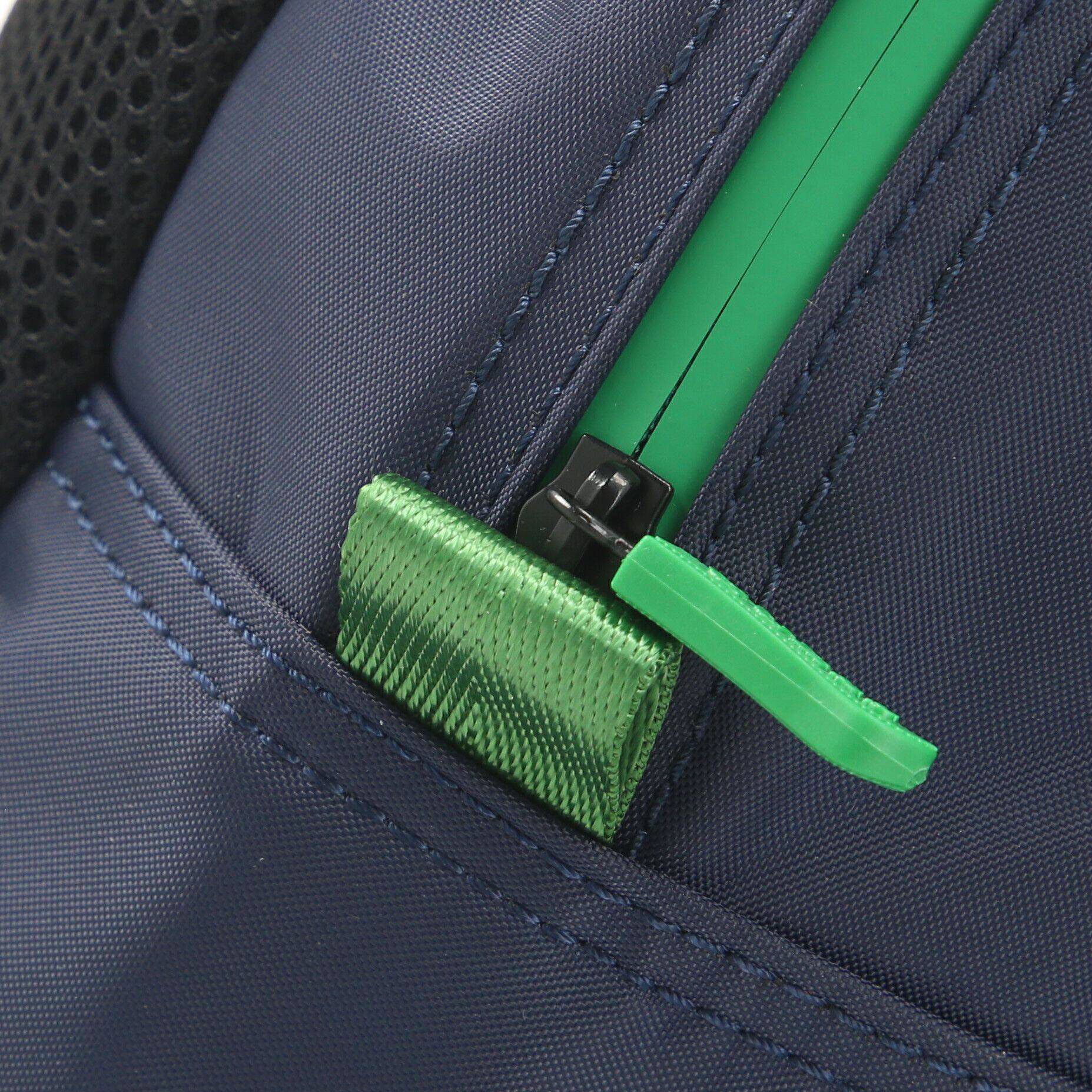 Fecho verde com fita em tecido azul escuro