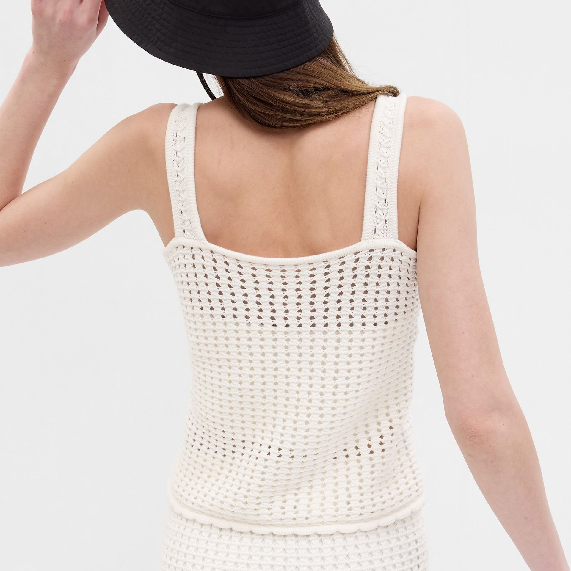 Top de malha de crochet creme com alças largas visto de trás