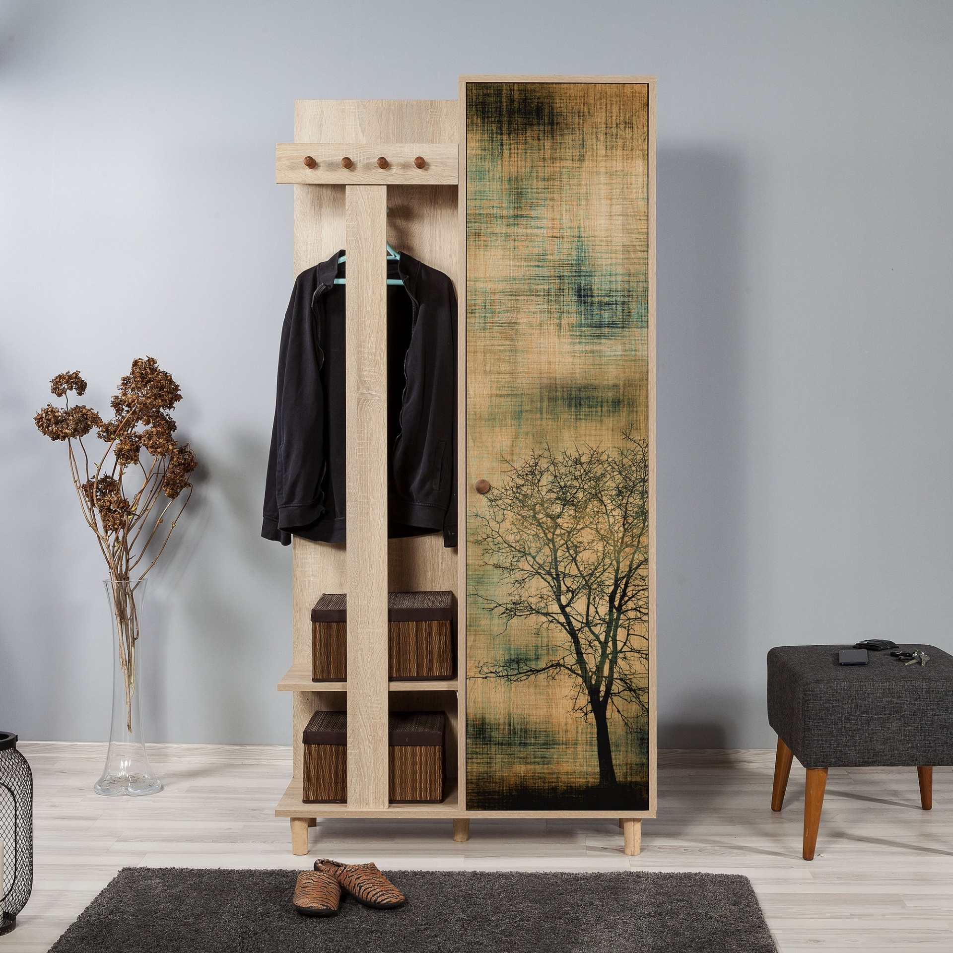 Móvel de entrada em madeira clara com porta decorada com árvore e caixa castanha em ambiente moderno.