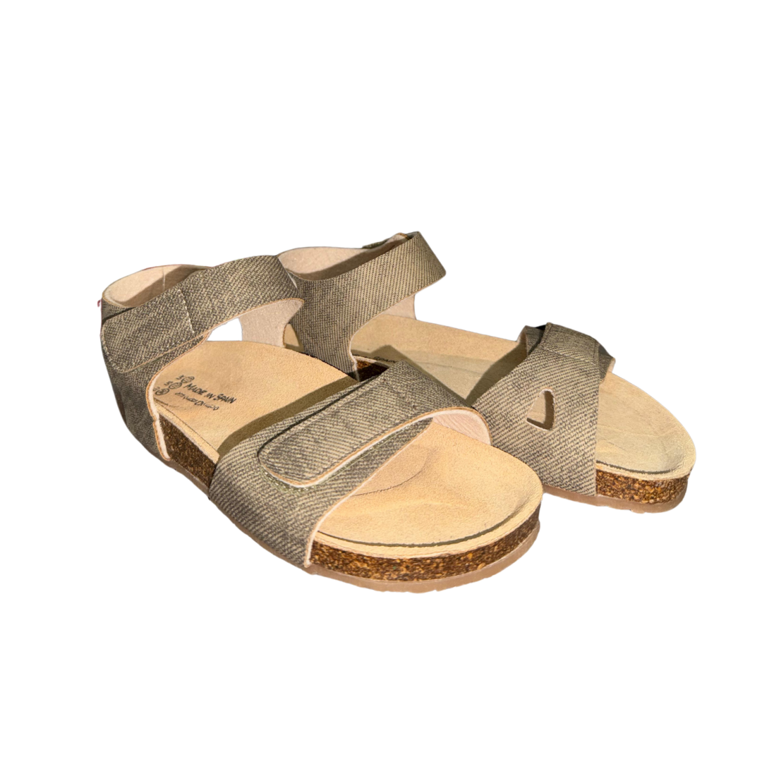 Par de sandálias castanhas com velcro em fundo branco