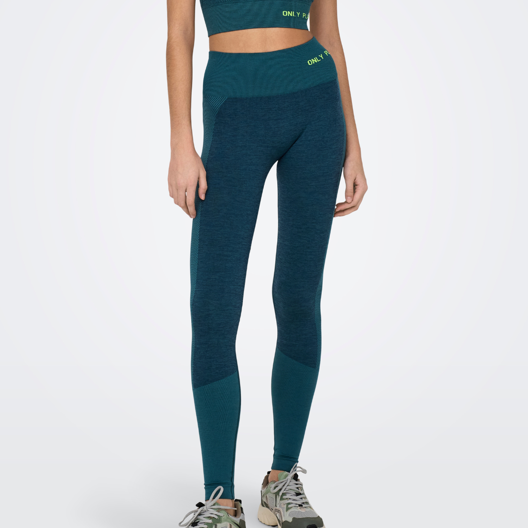 Leggings desportivas azuis com detalhes amarelos, usadas por mulher com ténis