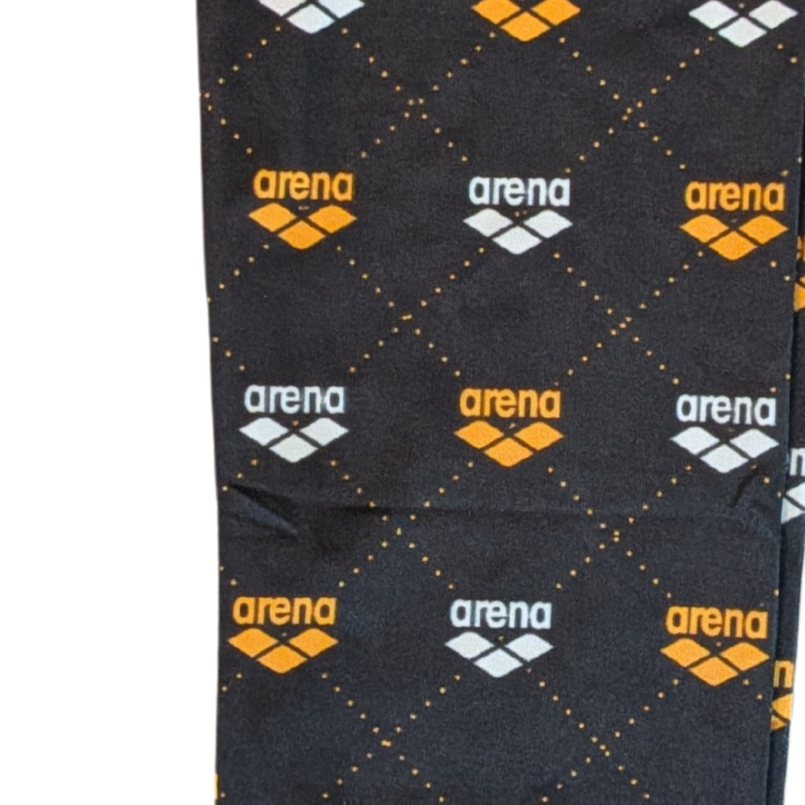Tecido preto com padrão repetido da marca arena em laranja e branco.