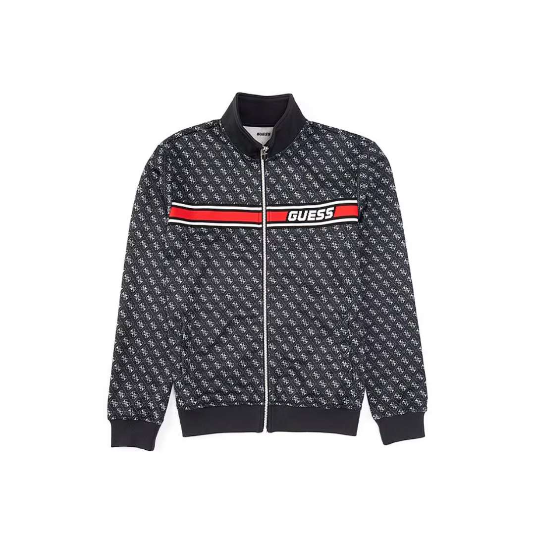 Casaco bomber preto com padrão branco e faixa vermelha com texto GUESS