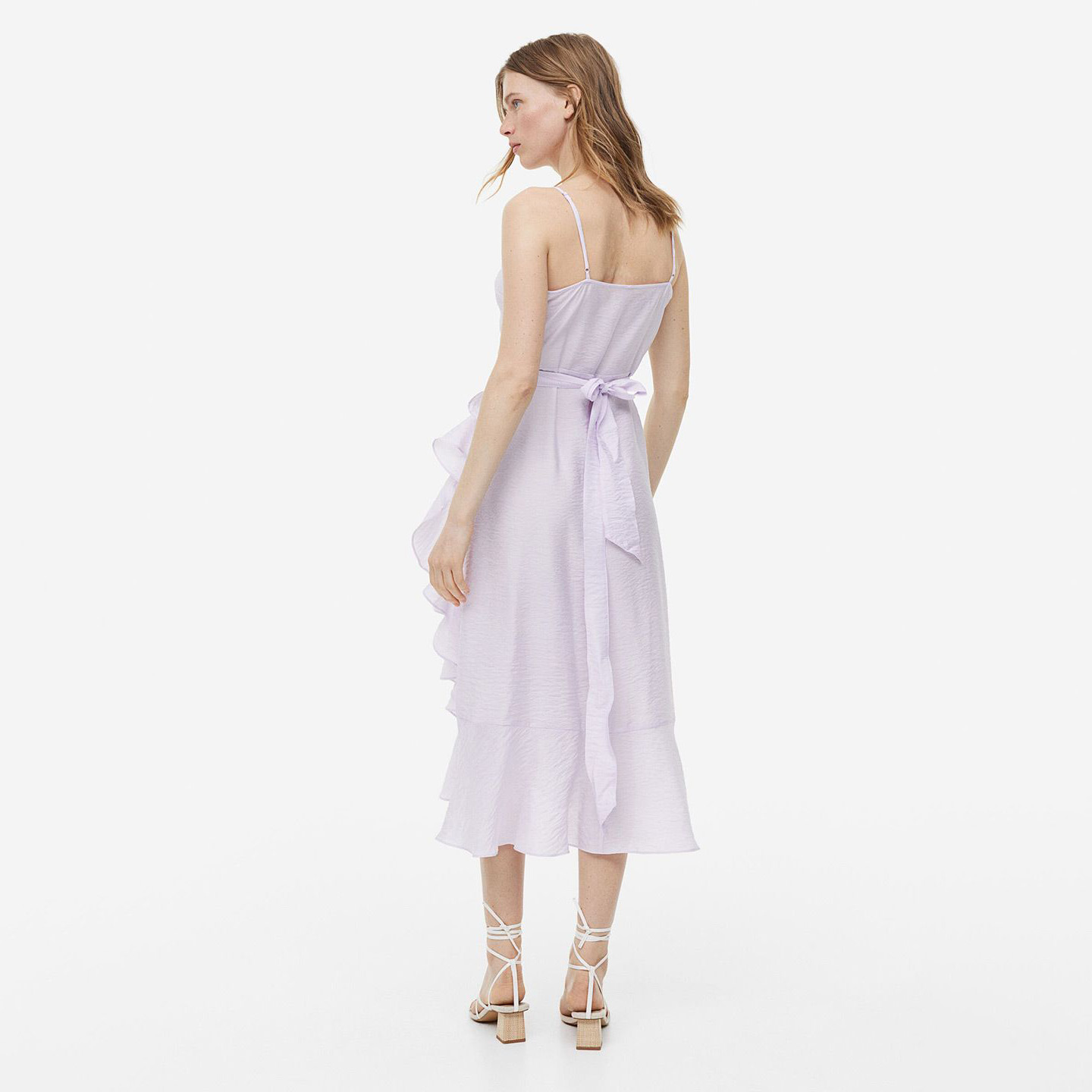 Vestido midi lilás com alças finas e folhos usado com sandálias brancas