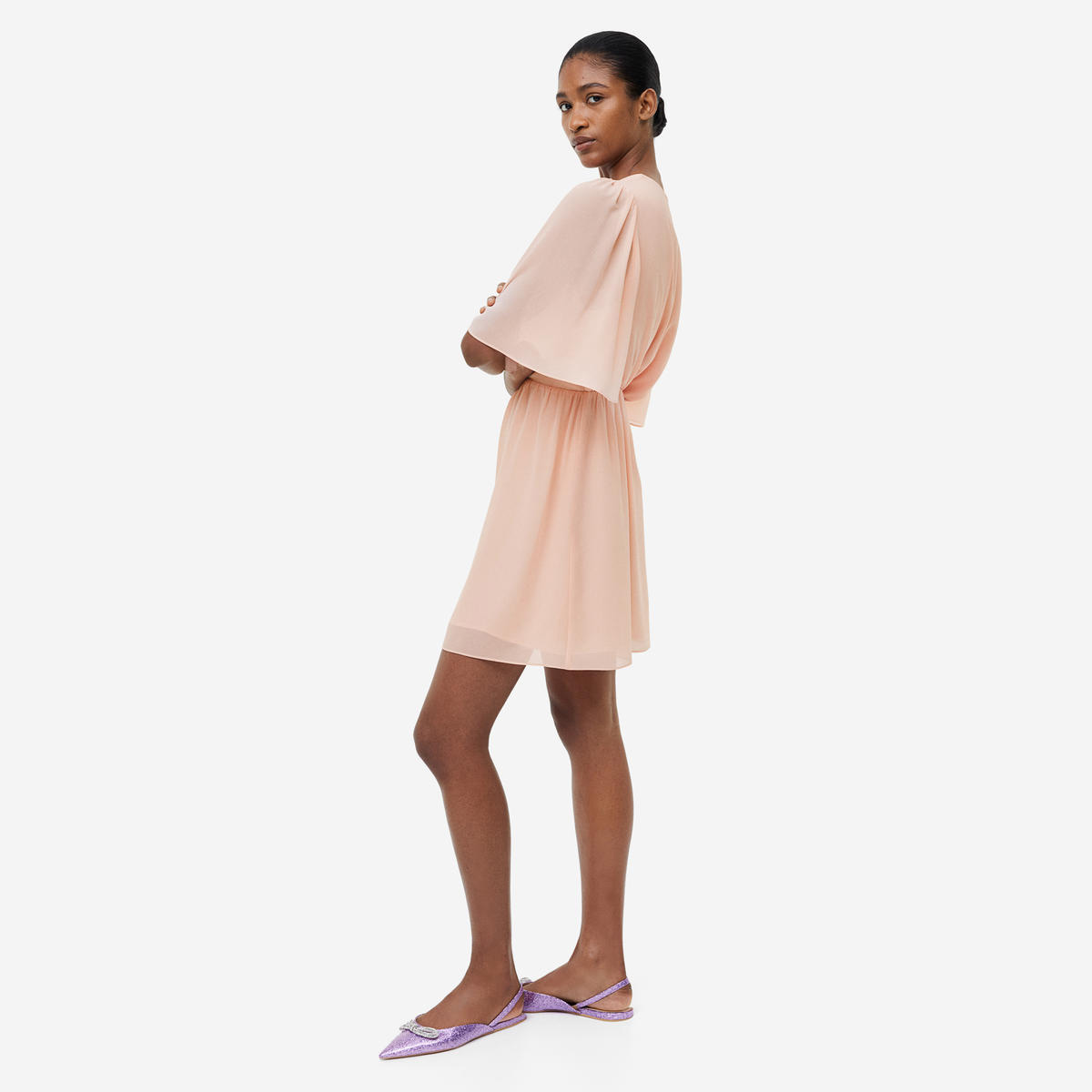 Vestido rosa claro com sapatos lilás em fundo branco