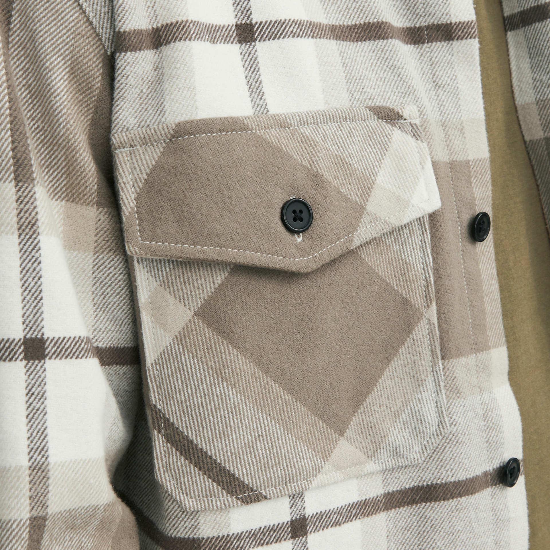Casaco xadrez bege com bolso frontal e botão preto