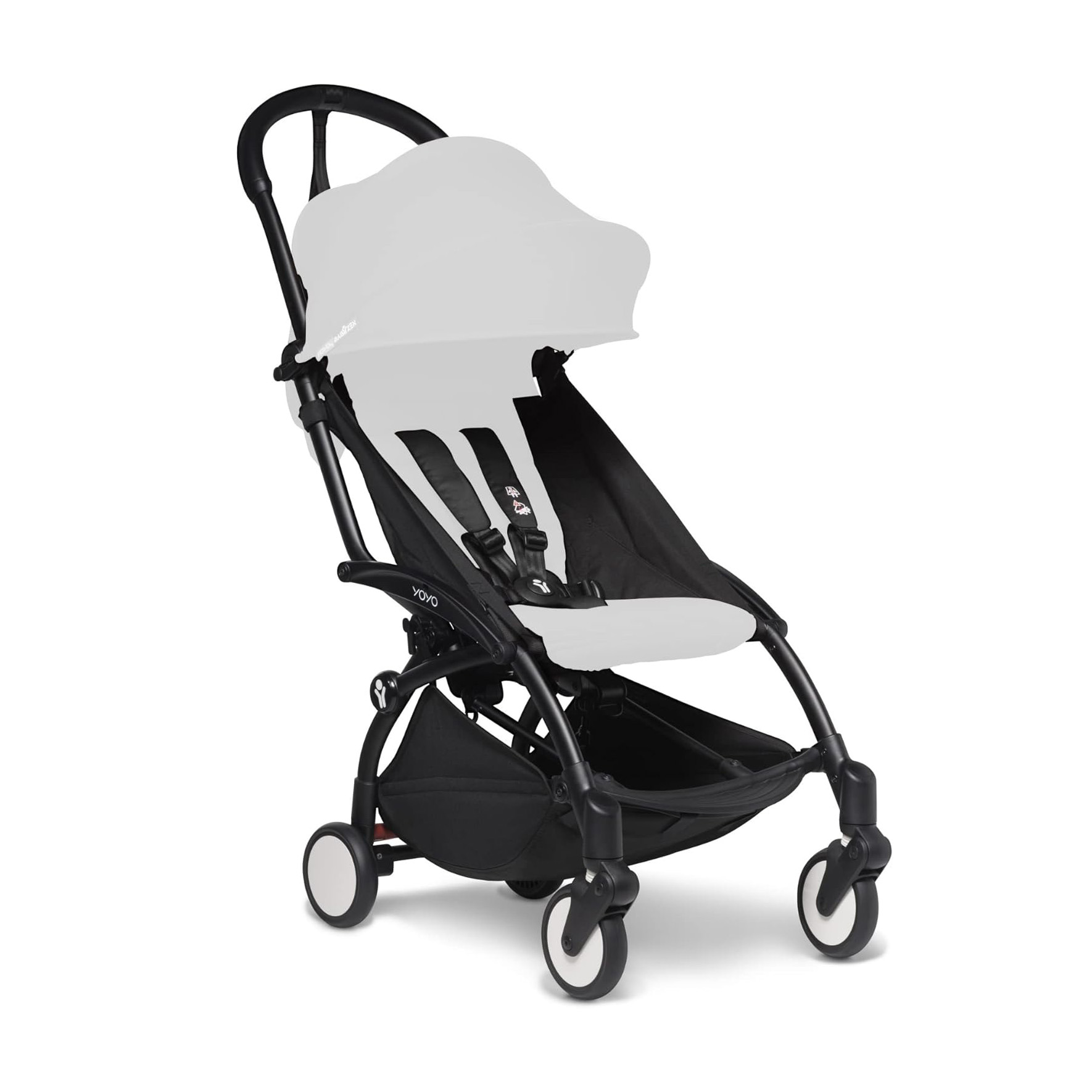 Carrinho de bebé preto e cinza com rodas pequenas e cinto de segurança.