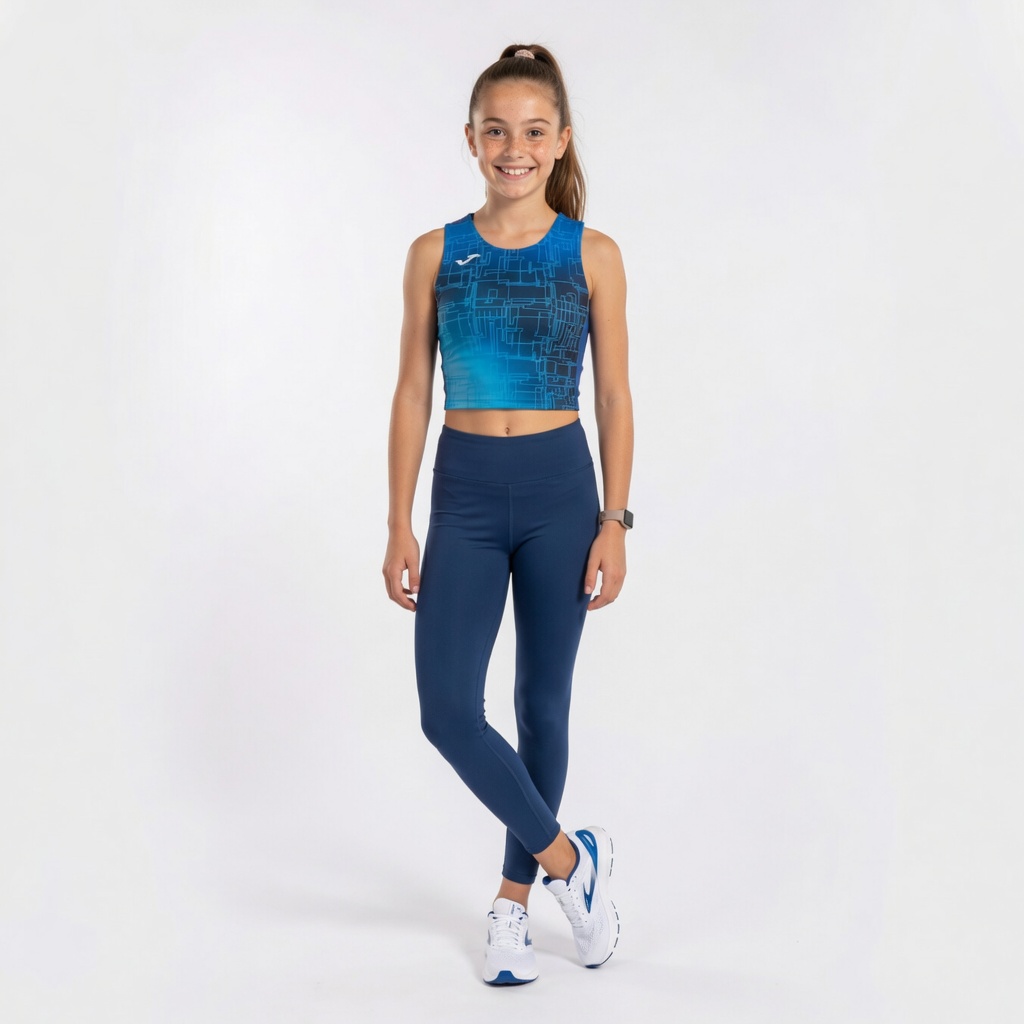Menina com roupa desportiva azul e ténis brancos em fundo branco
