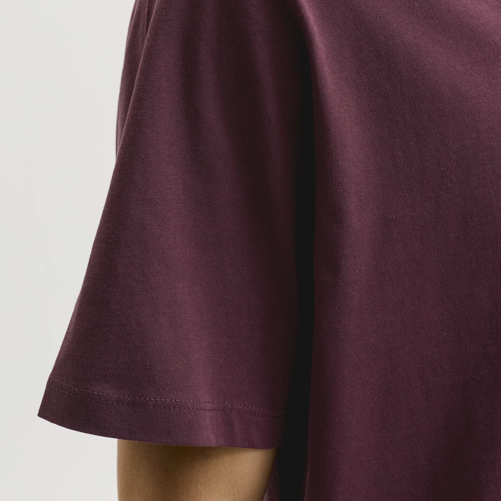 Manga curta de t-shirt bordô com costura dupla na bainha