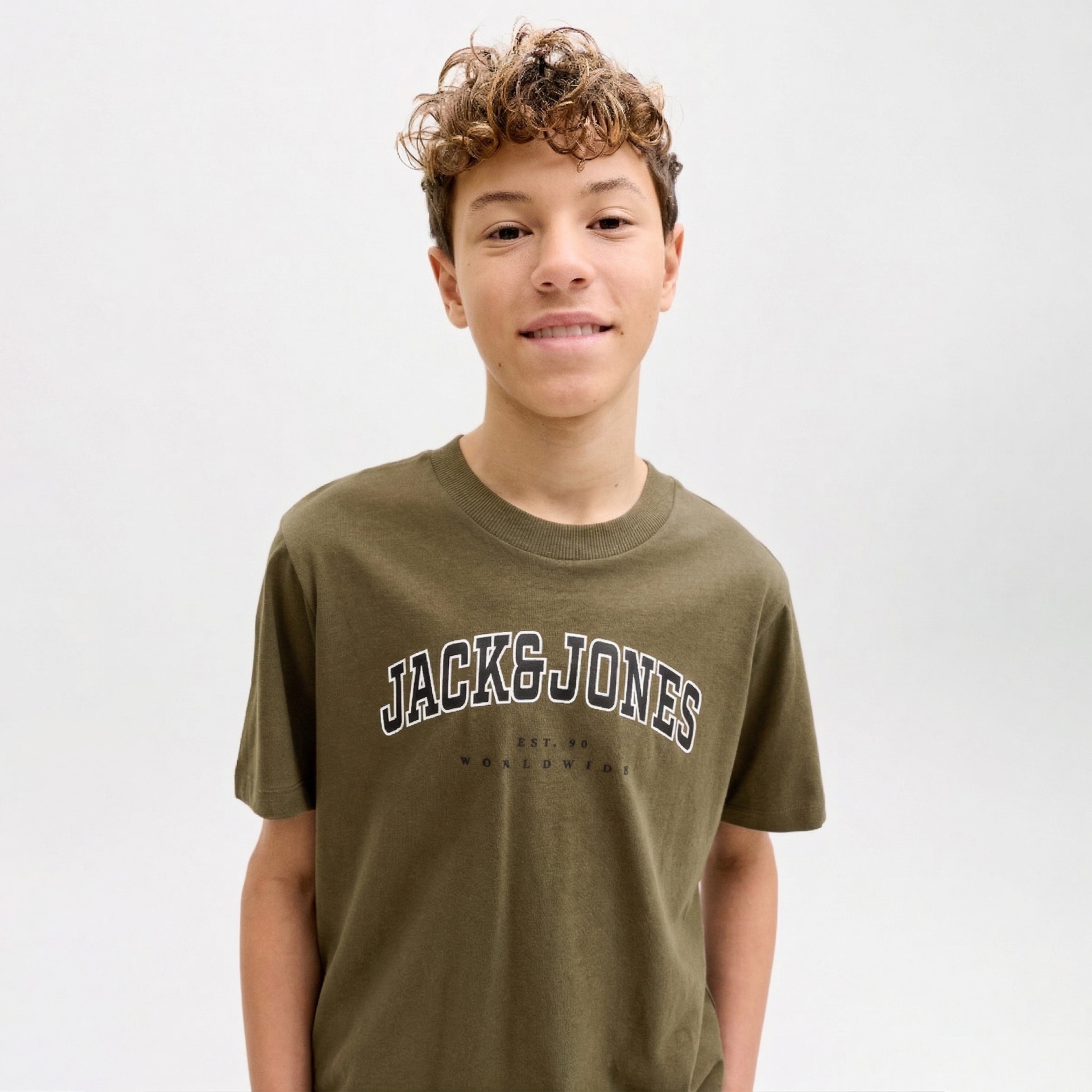 Camiseta verde-oliva com texto JACK & JONES colocada num adolescente