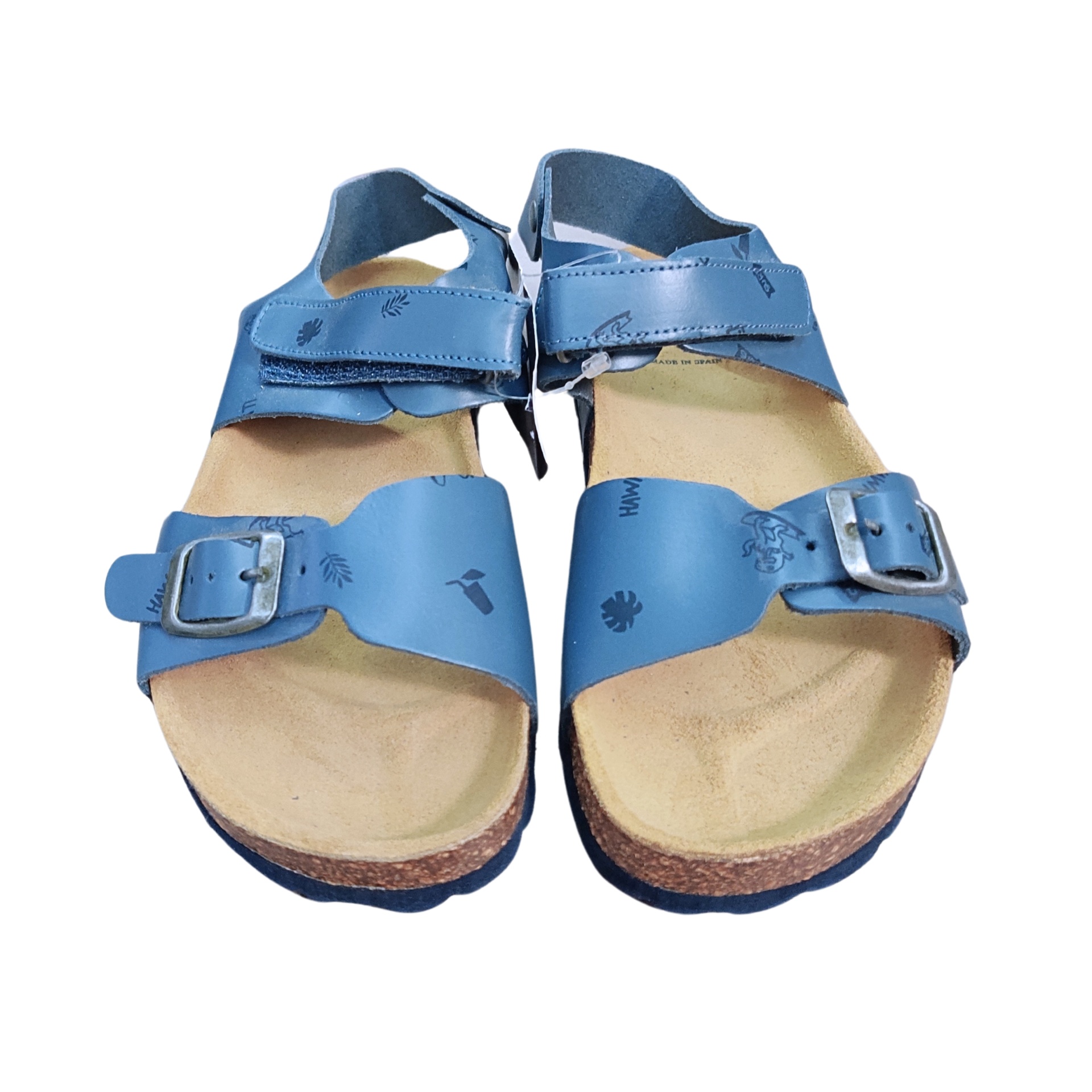 Sandálias azuis com fivelas metálicas prateadas e sola castanha
