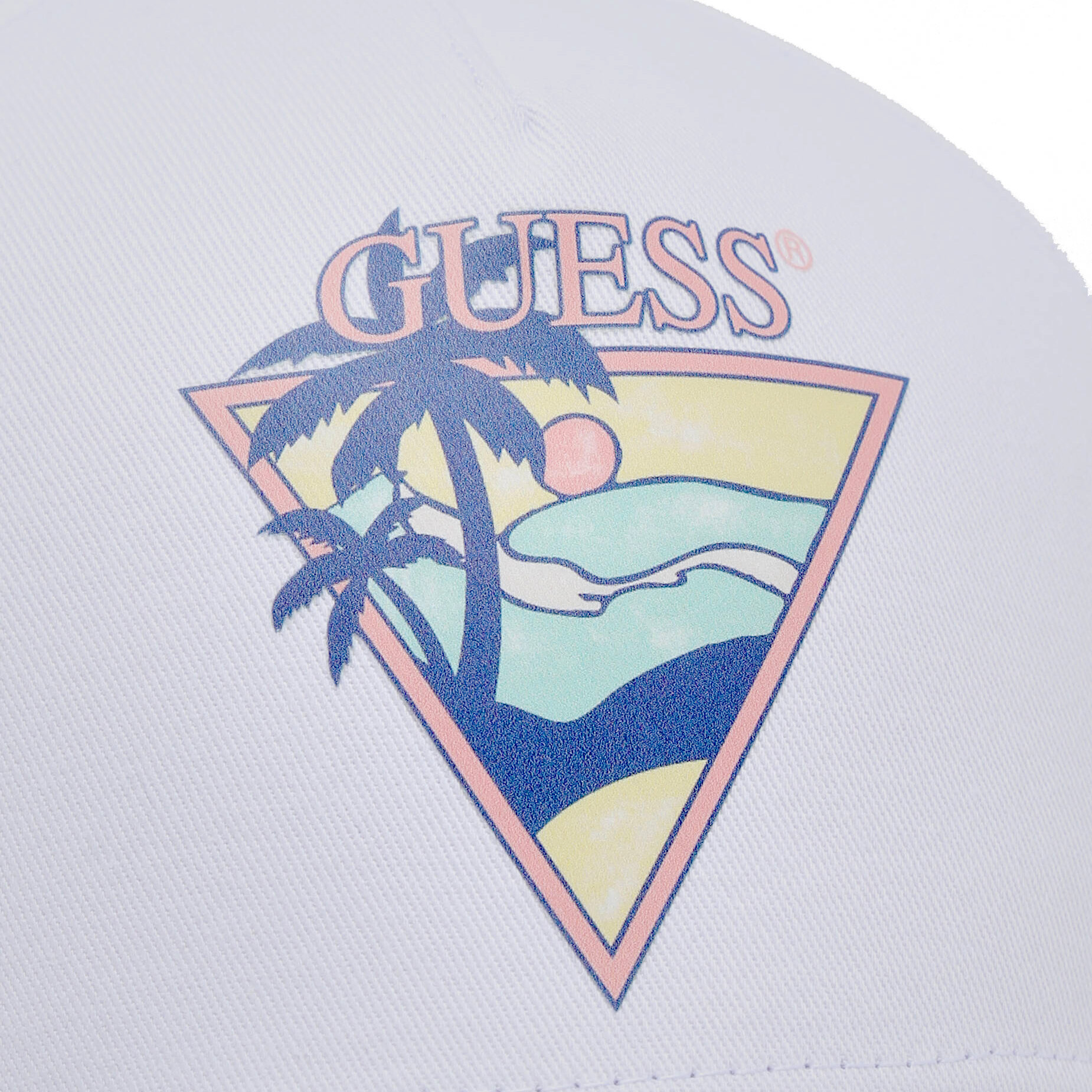 Boné branco com logótipo GUESS e desenho de paisagem em triângulo colorido