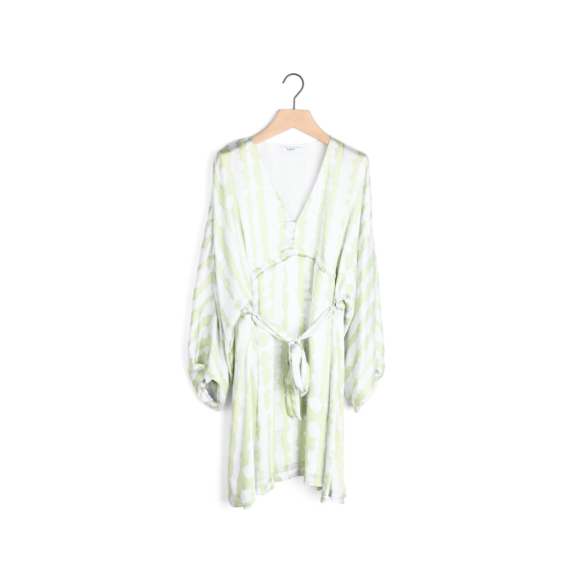 Vestido listrado verde e branco com cinto pendurado num cabide de madeira