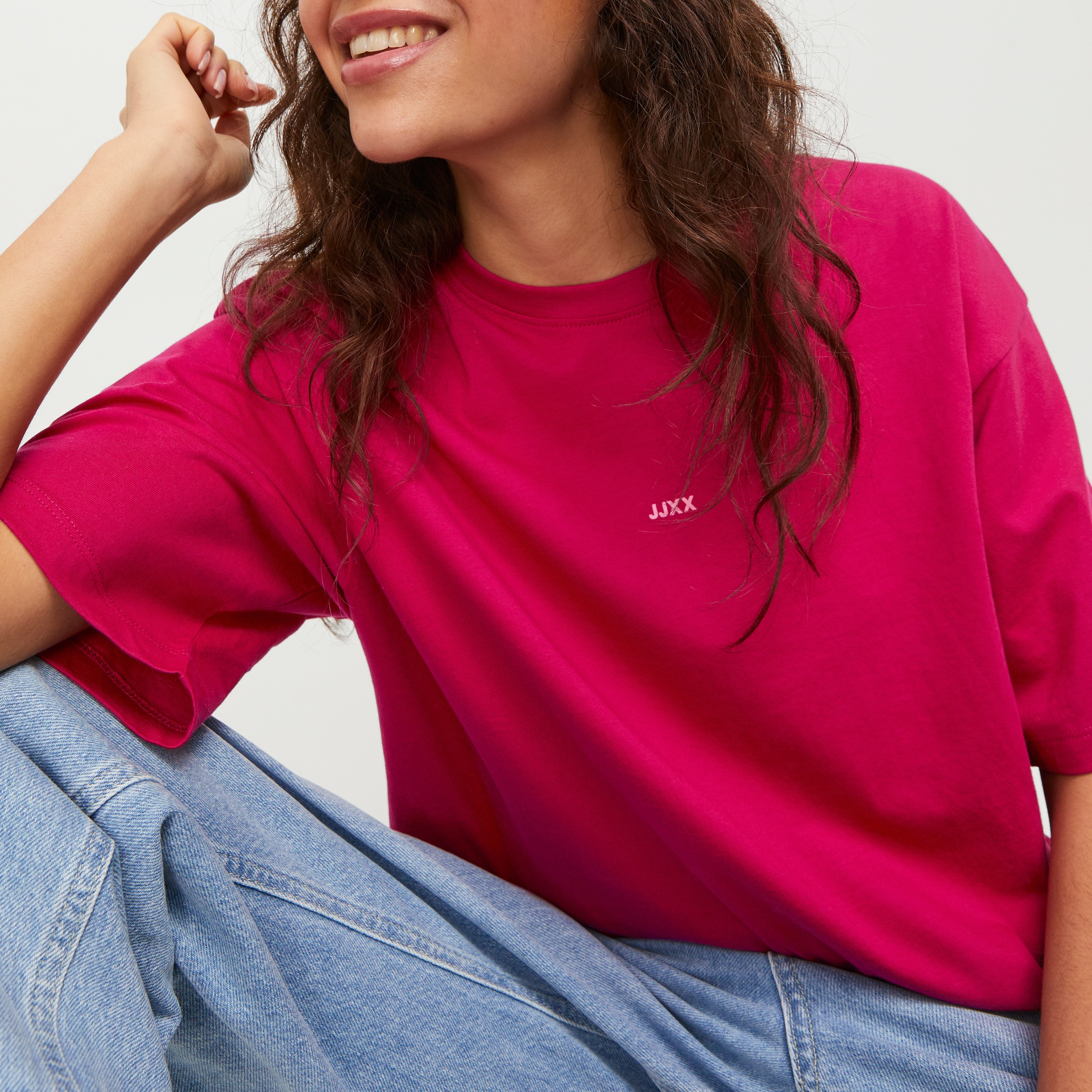 T-shirt fúcsia com bordado 'AJXX' no peito e calças de ganga azuis