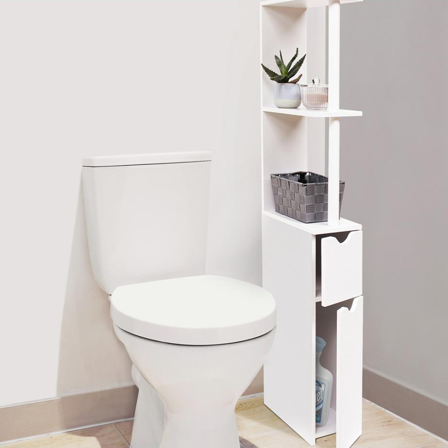 Sanita branca ao lado de móvel branco com prateleiras e armário em casa de banho