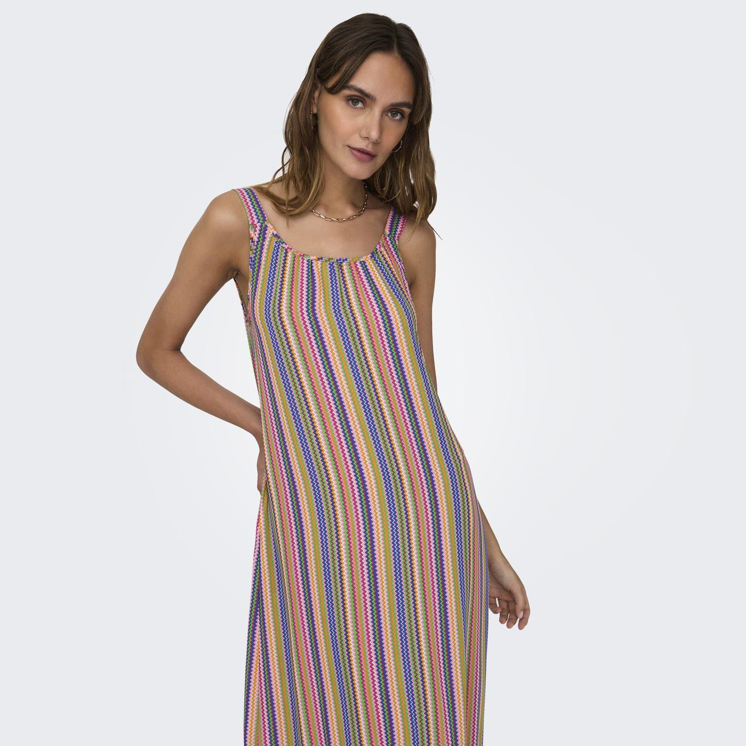 Vestido longo de alças colorido com padrão de riscas verticais