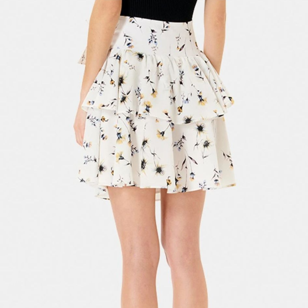 Saia branca floral com camadas usada por modelo