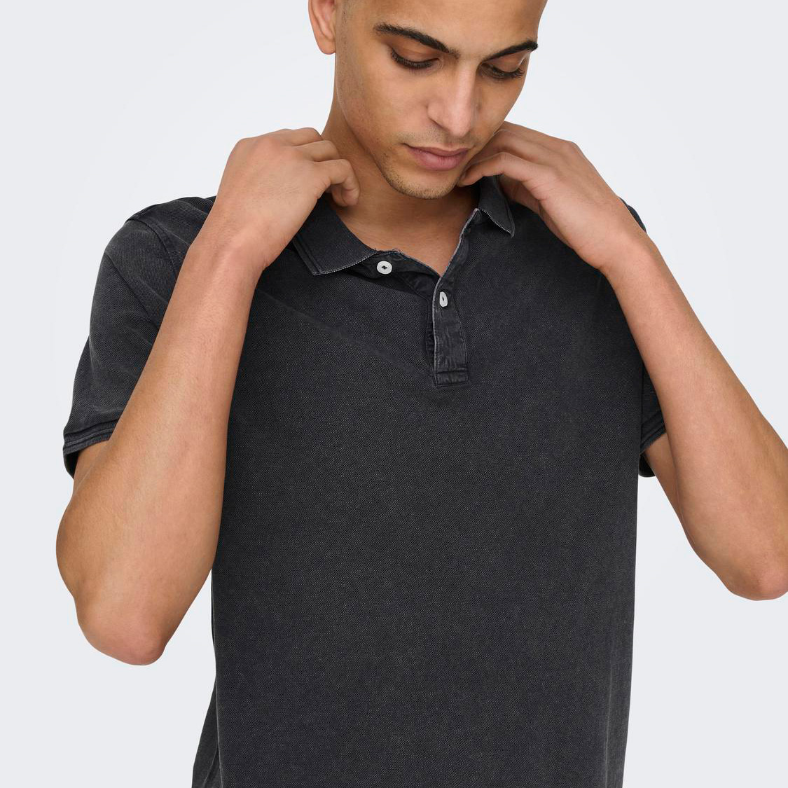Polo masculino cinza escuro com botões brancos e tecido piqué