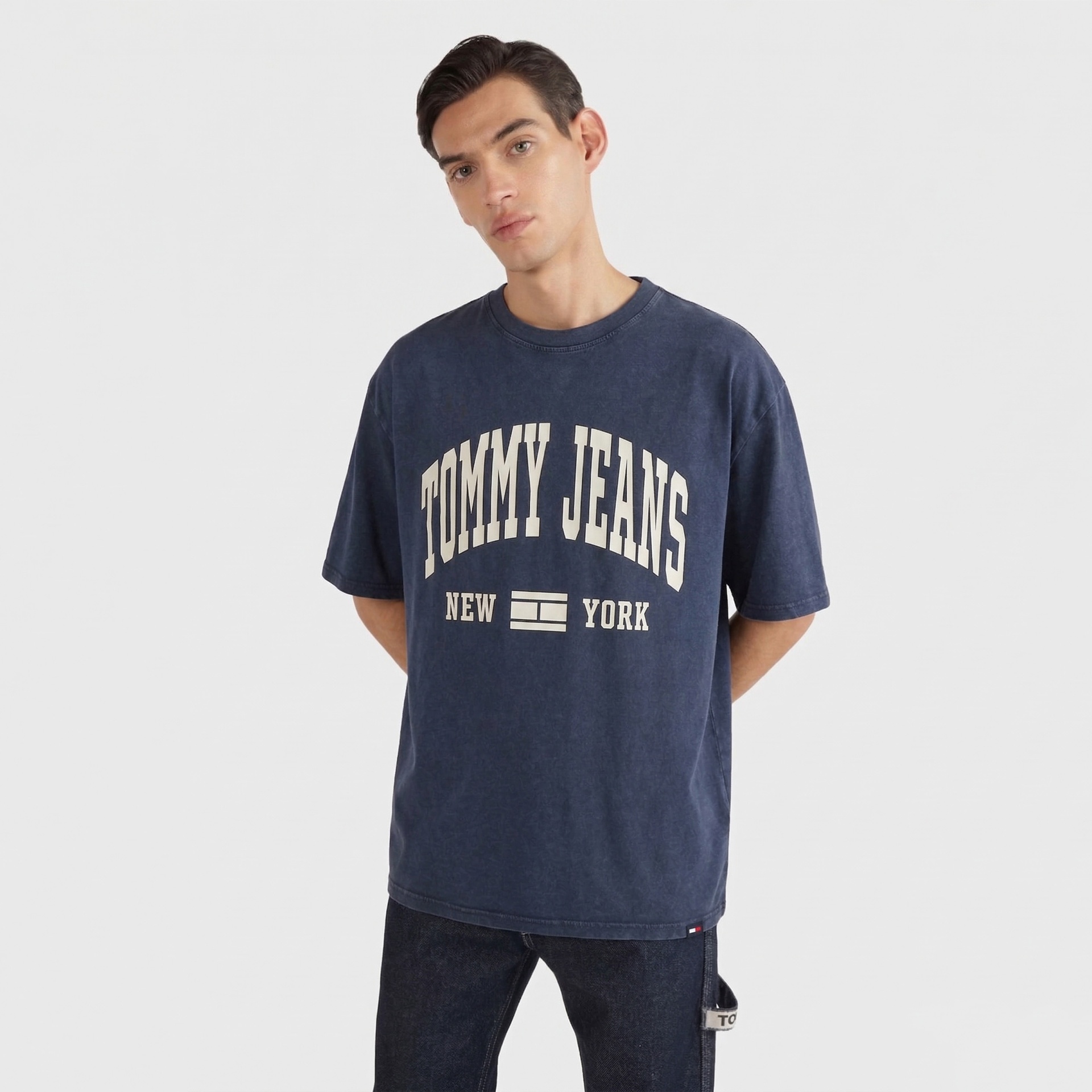 T-shirt azul escura com texto branco TOMMY JEANS e NEW YORK