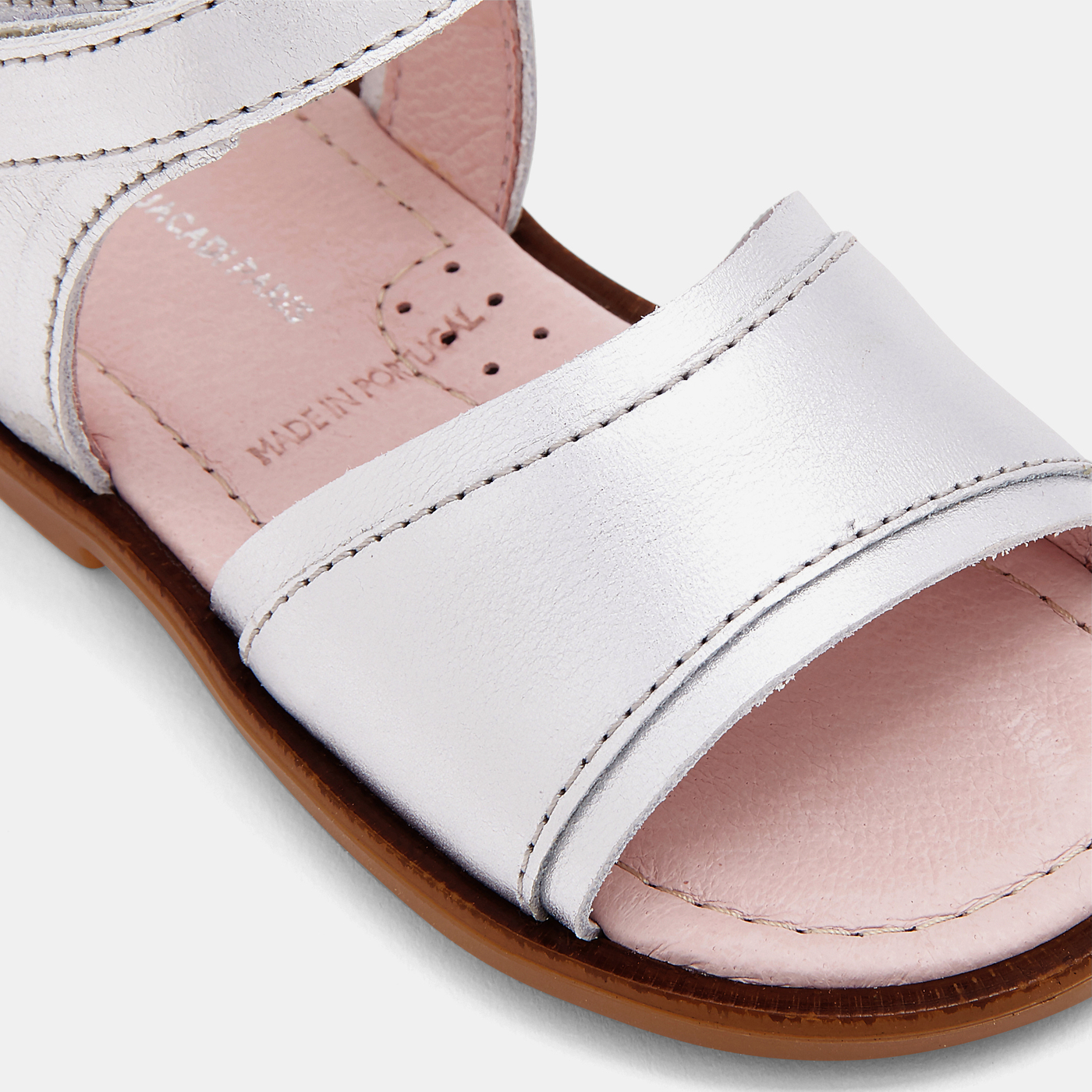 Sandália branca de couro com sola castanha e interior rosa