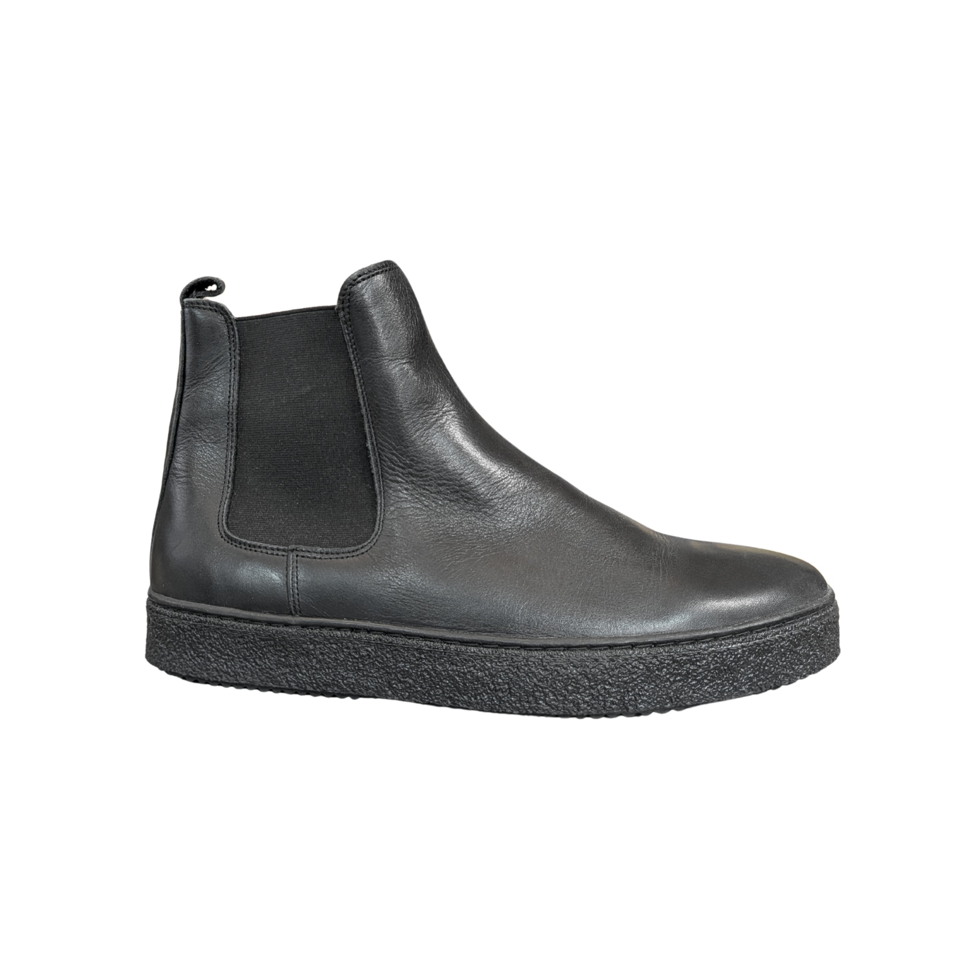 Bota Chelsea preta em pele com sola preta texturada