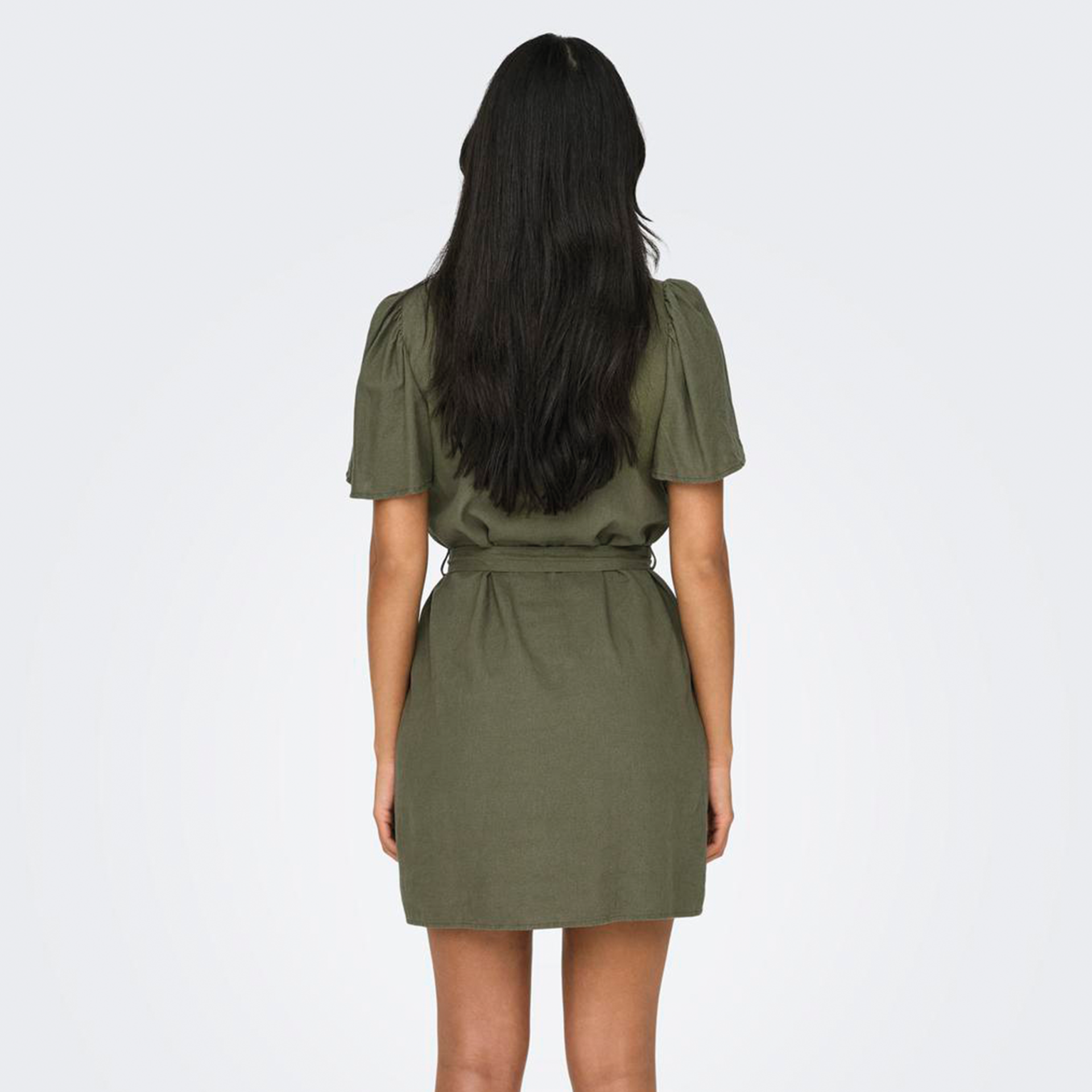 Vestido verde-oliva com mangas bufantes e cinto visto de costas