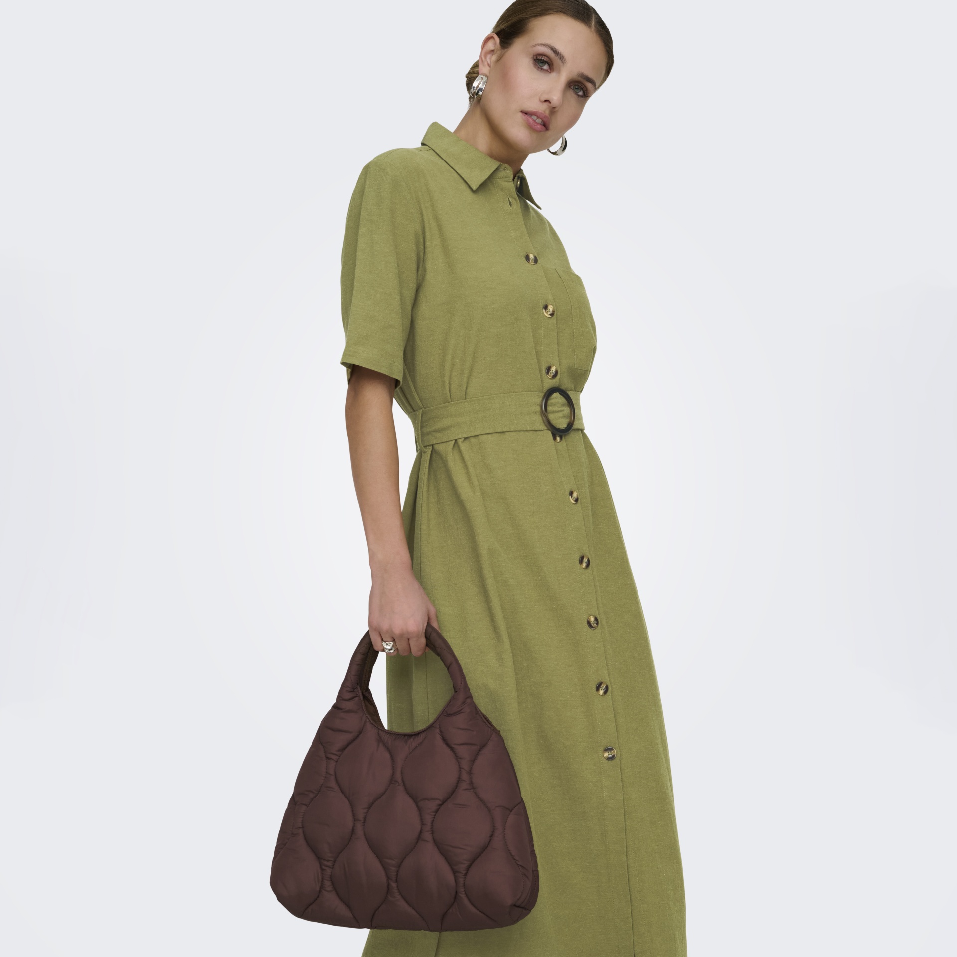 Vestido verde com botões e mala castanha acolchoada