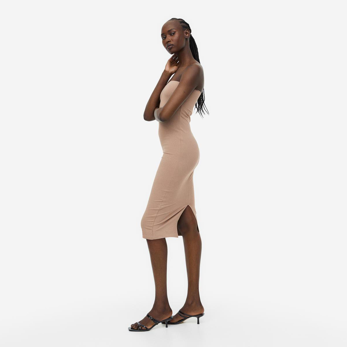 Vestido midi justo bege claro com fenda lateral