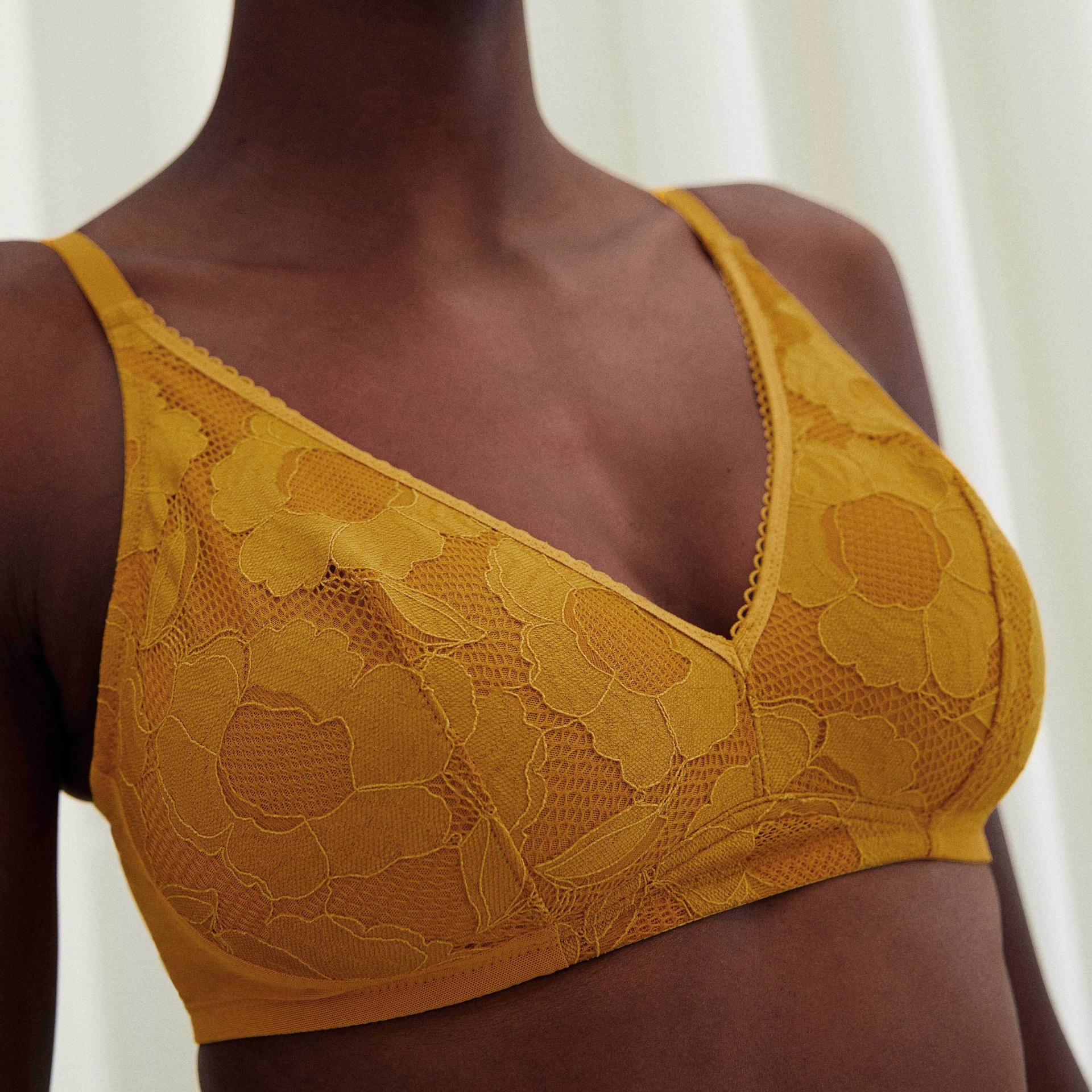 Soutien amarelo com renda floral em modelo com pele escura