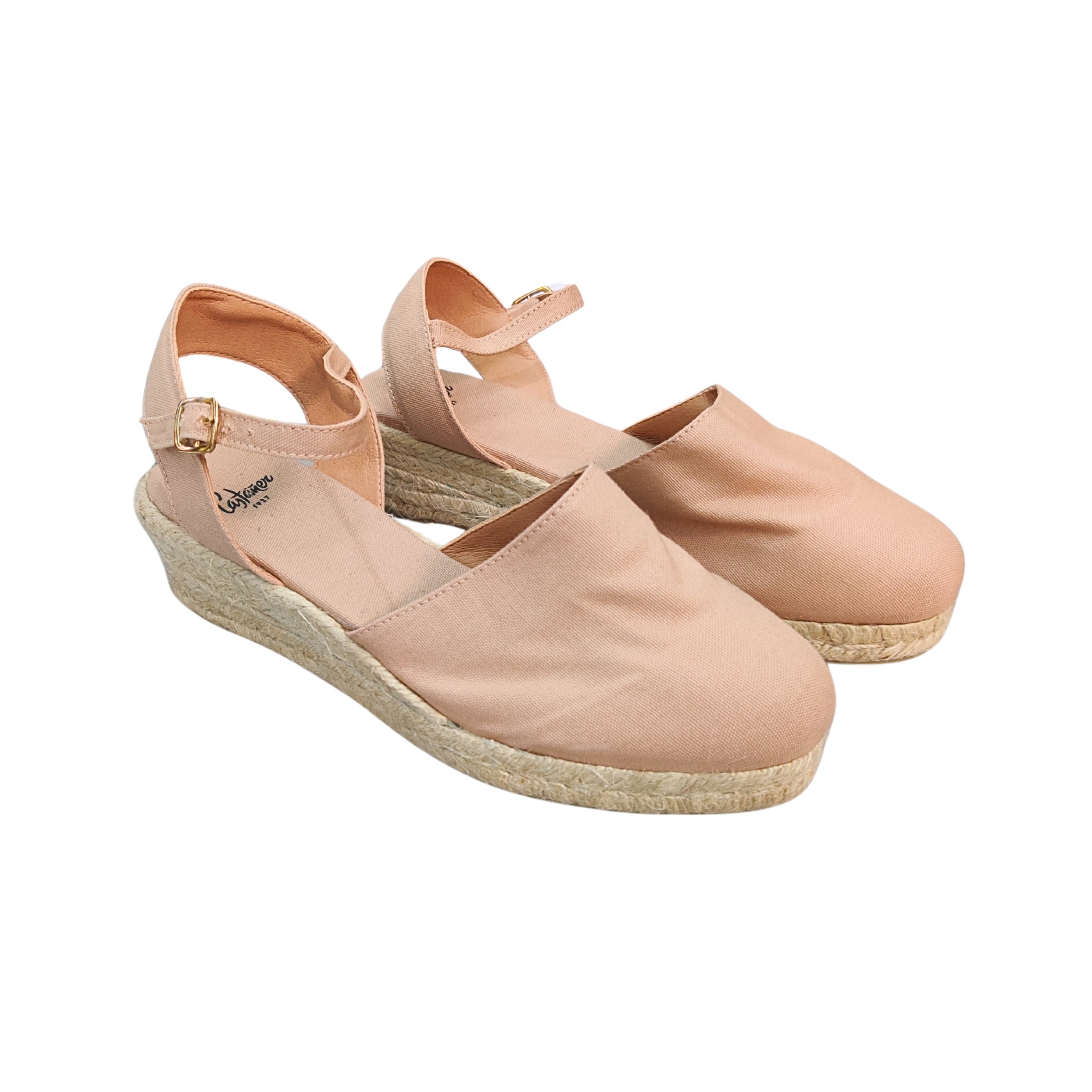 Sapatilhas cor de rosa com salto cunha e tiras no tornozelo.