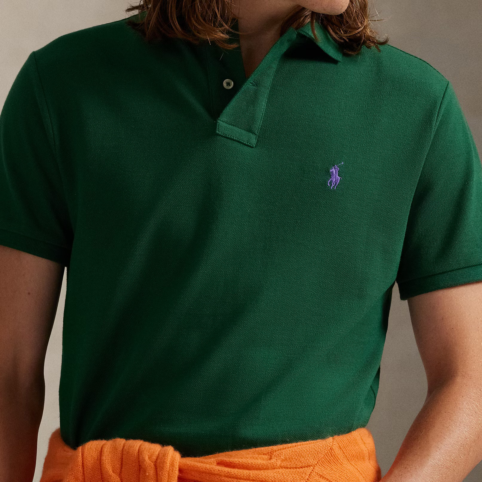 Polo verde escuro com bordado roxo e camisa laranja amarrada