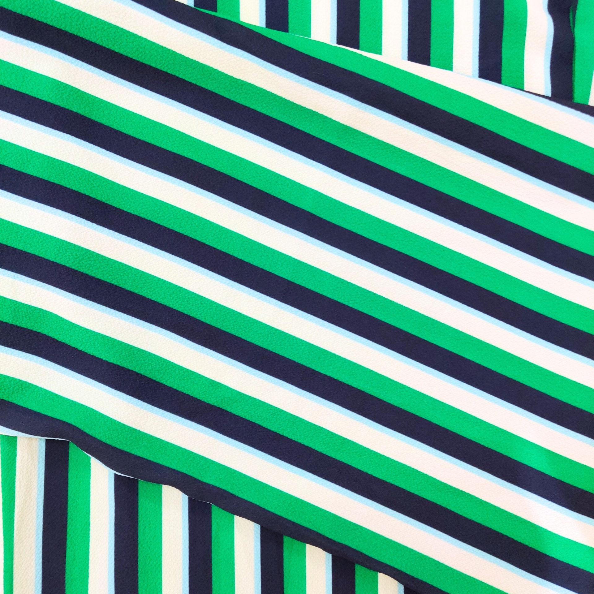 Tecido com riscas verdes, azuis, branco e bege