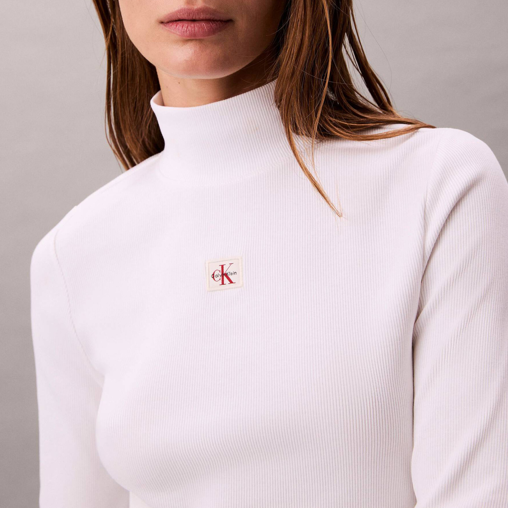 Roupa branca com gola alta e logótipo Calvin Klein
