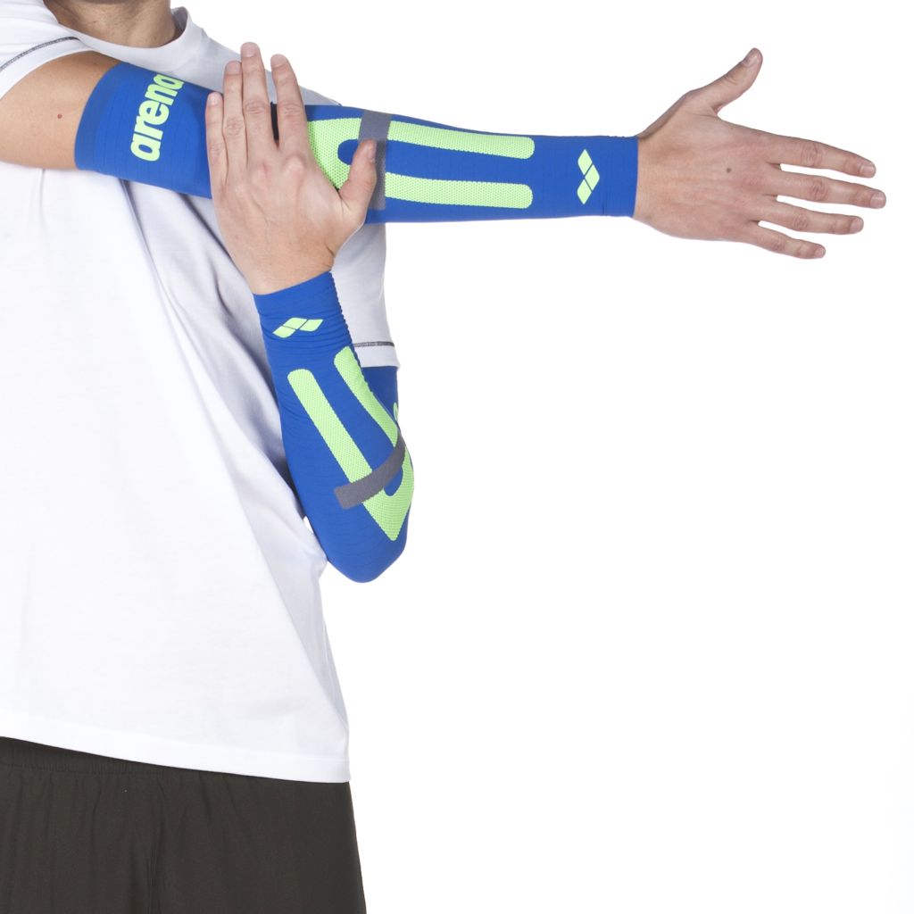 Manguitos desportivos azul e verde fluorescente com texto ARENA