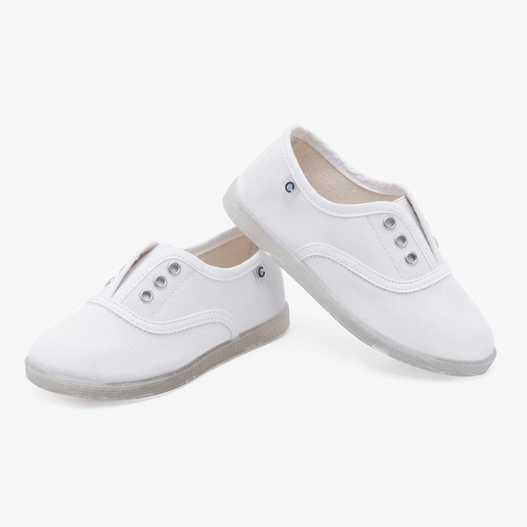 Par de sapatos infantis brancos com sola cinzenta