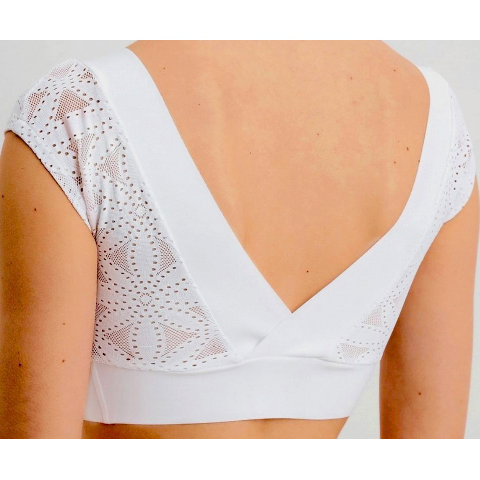 Top branco feminino com renda recortada e decote em V nas costas