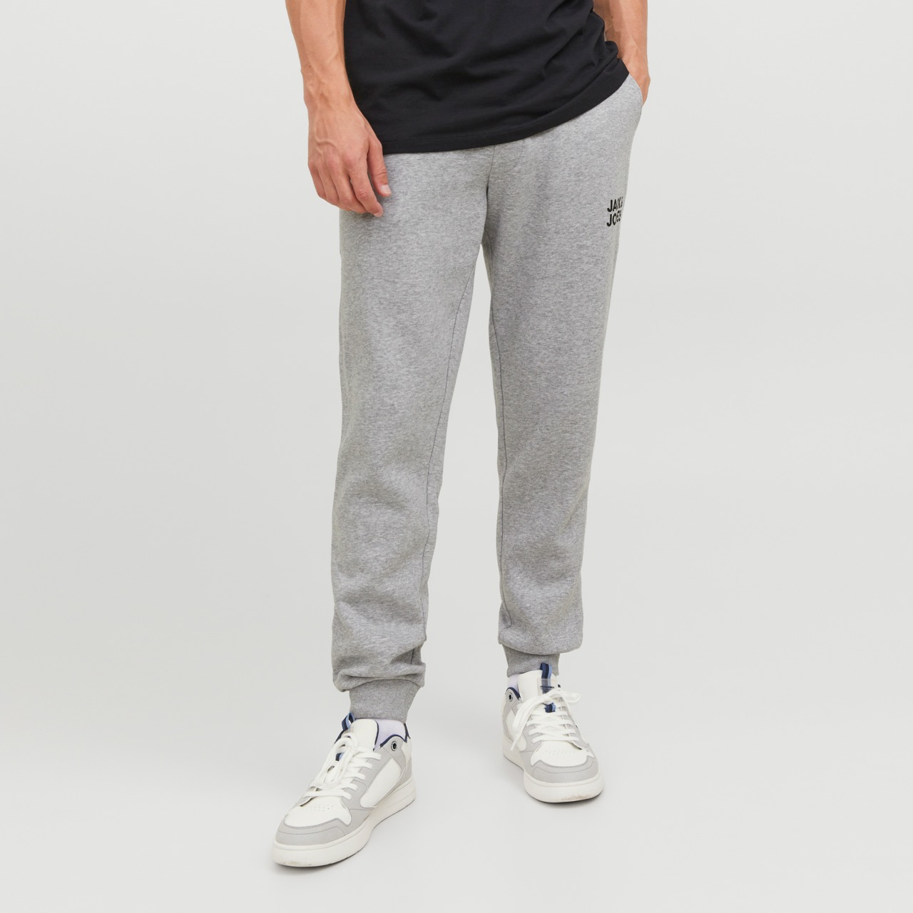 Calças de fato de treino masculinas cinza com texto preto