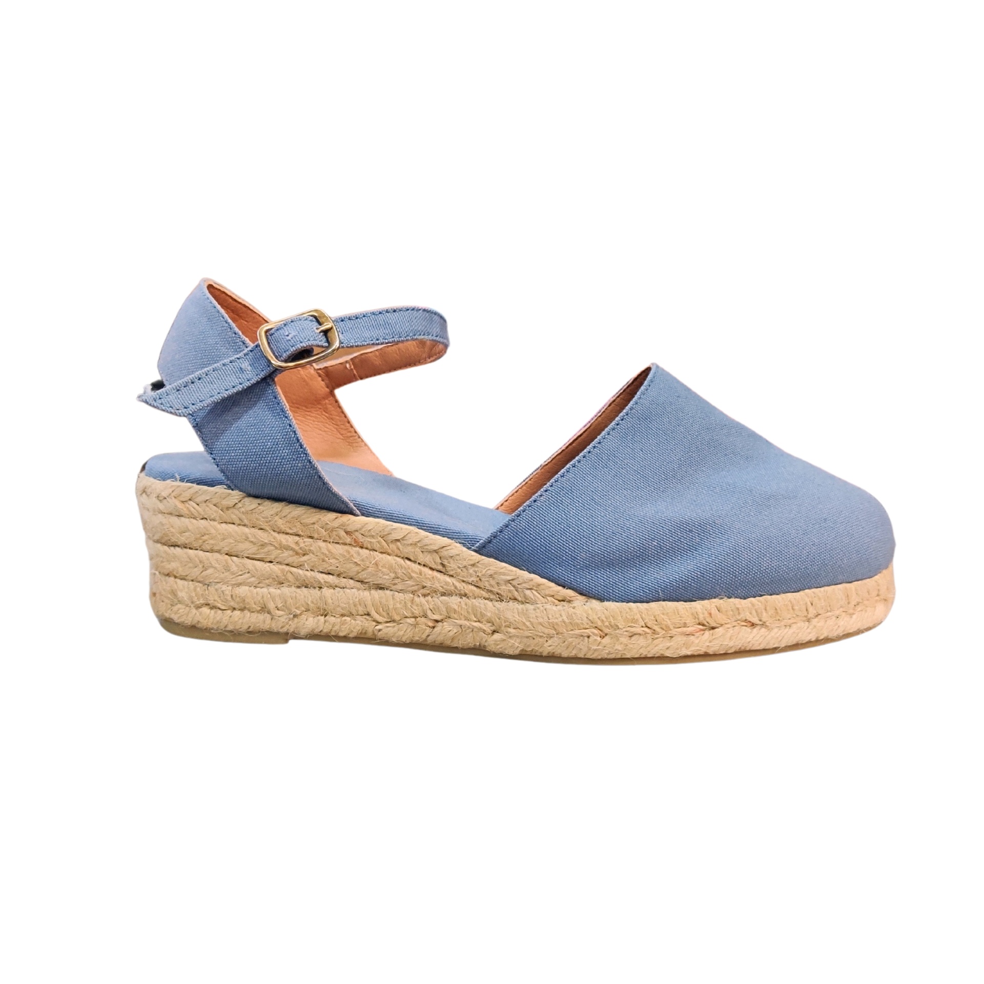 Sapatilha azul clara com sola de corda e fivela doreada