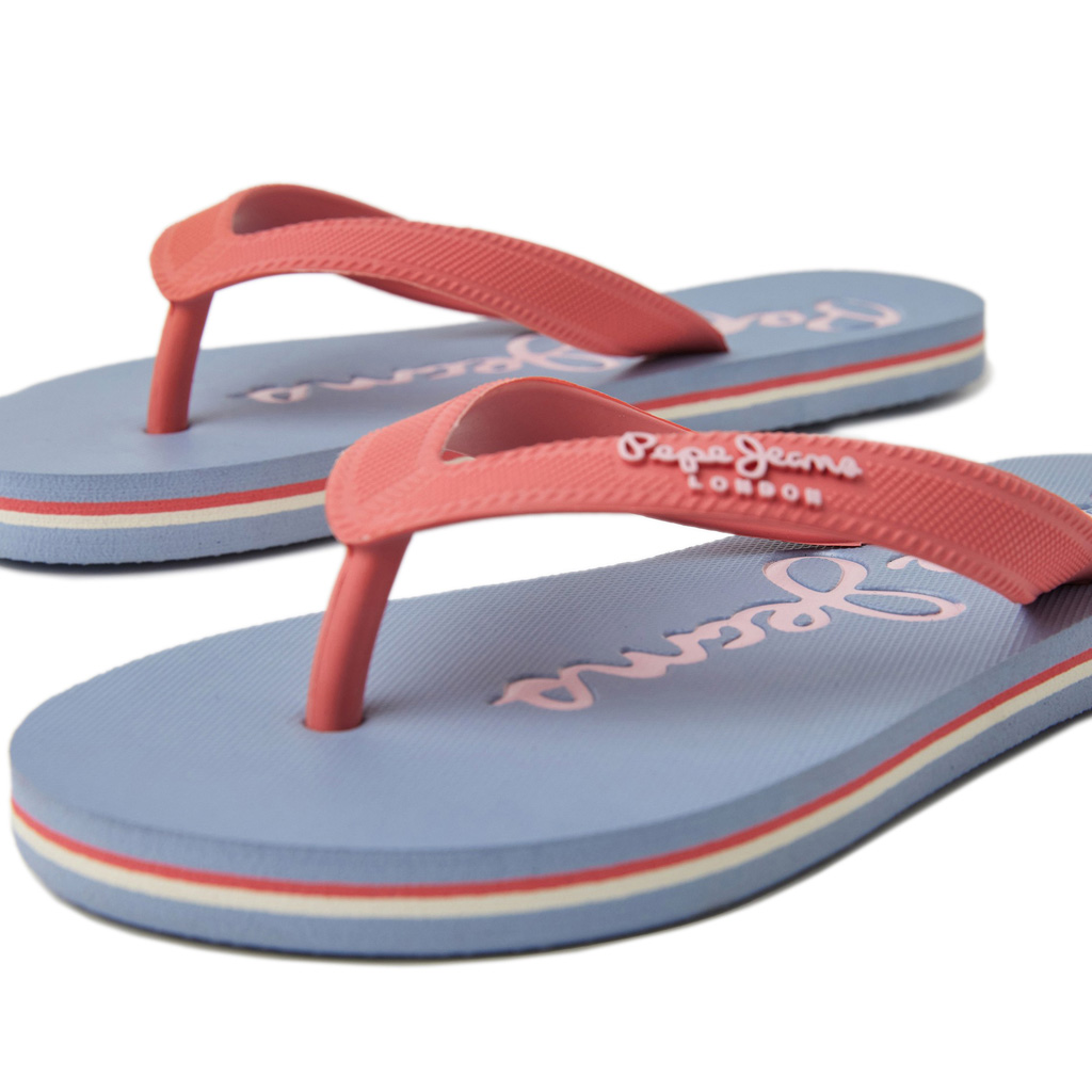 Chinelos azuis com tiras cor de coral e marca Pepe Jeans London